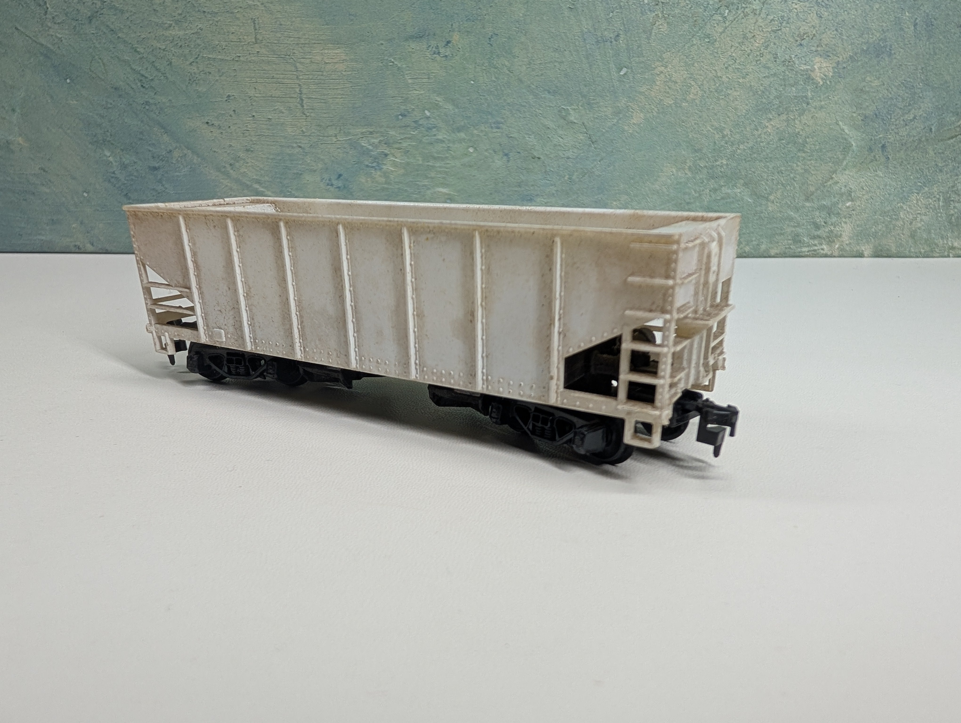 USED Tyco HO Scale Operating 2 Bay Hopper Undecorated White