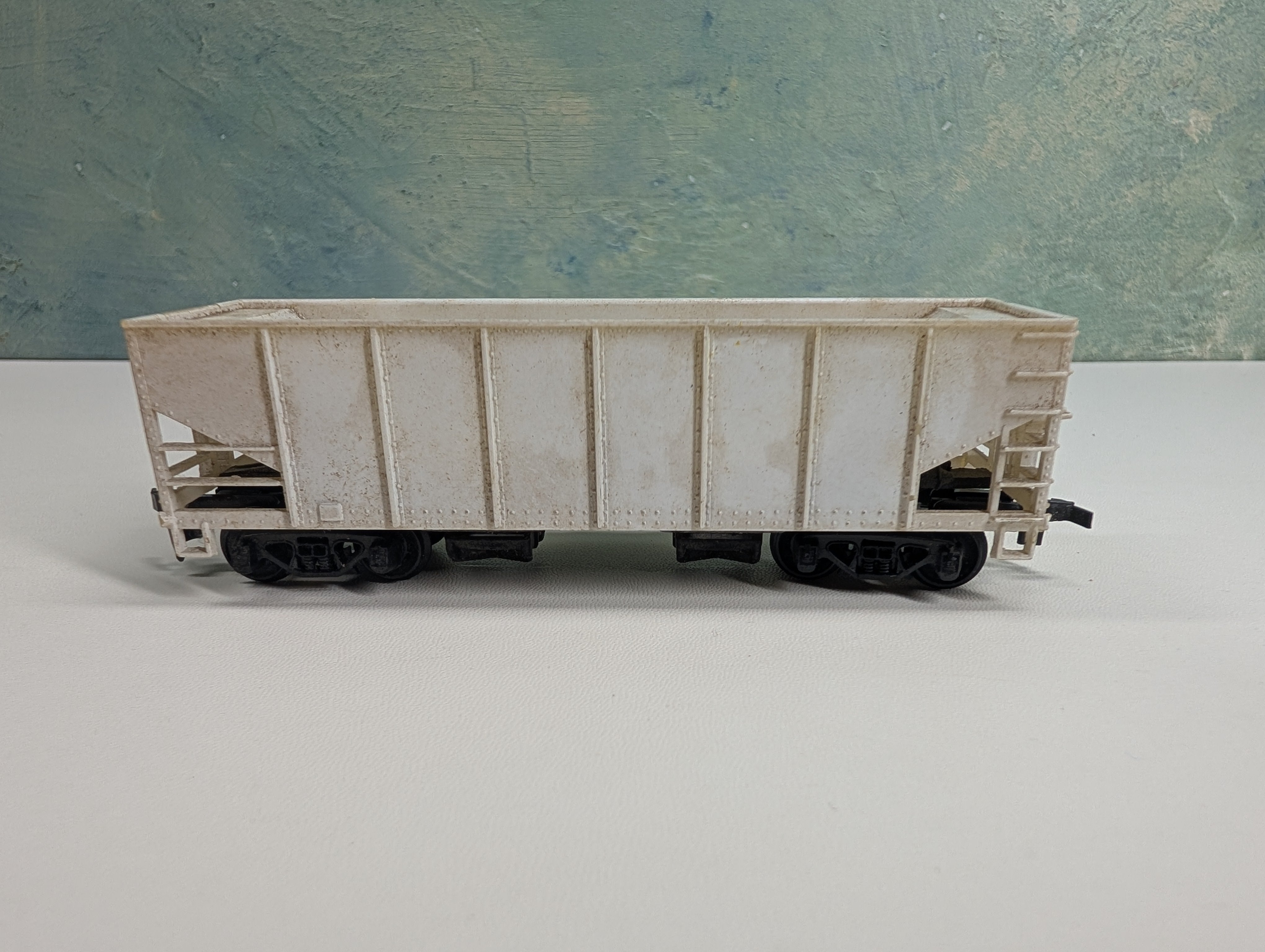 USED Tyco HO Scale Operating 2 Bay Hopper Undecorated White