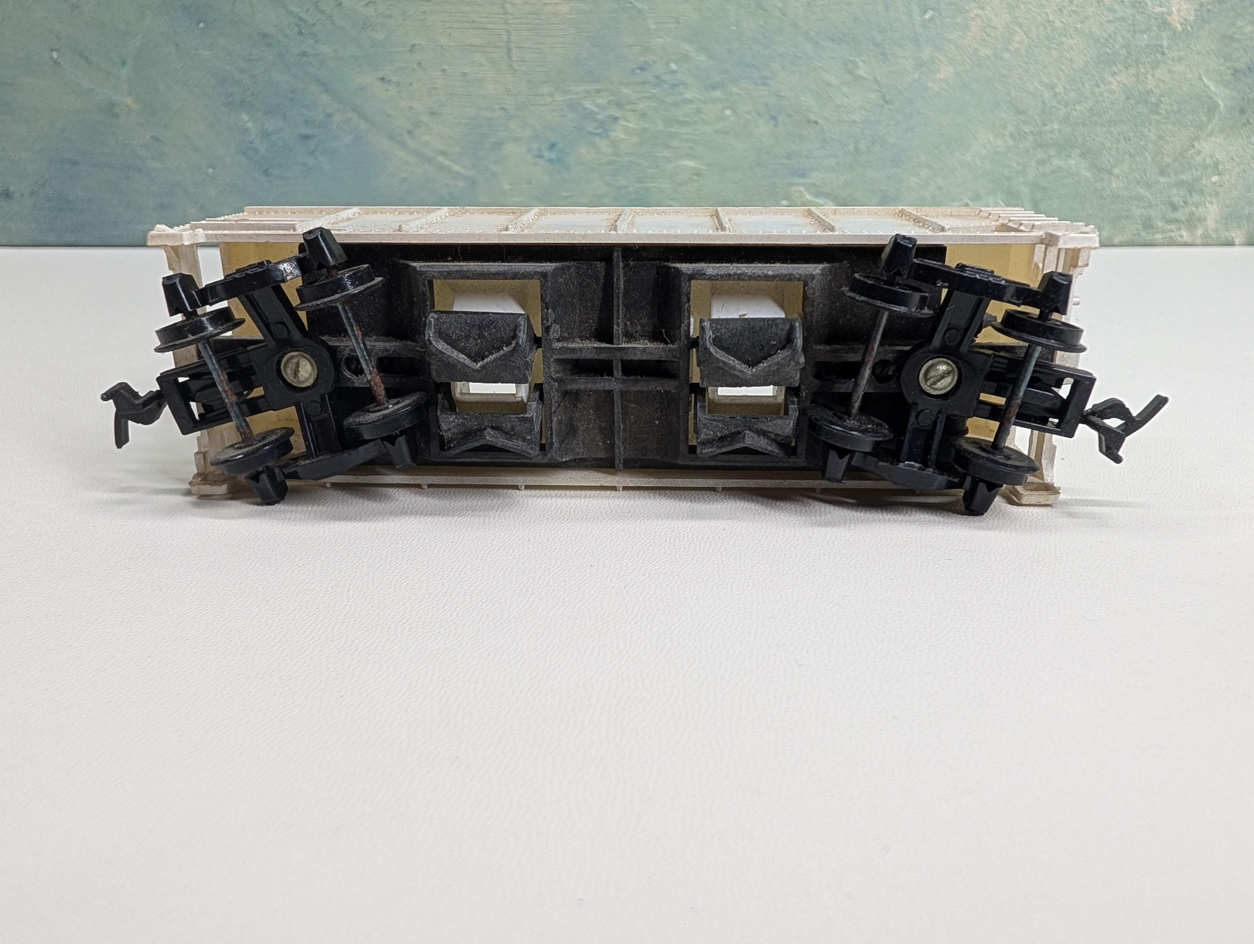 USED Tyco HO Scale Operating 2 Bay Hopper Undecorated White