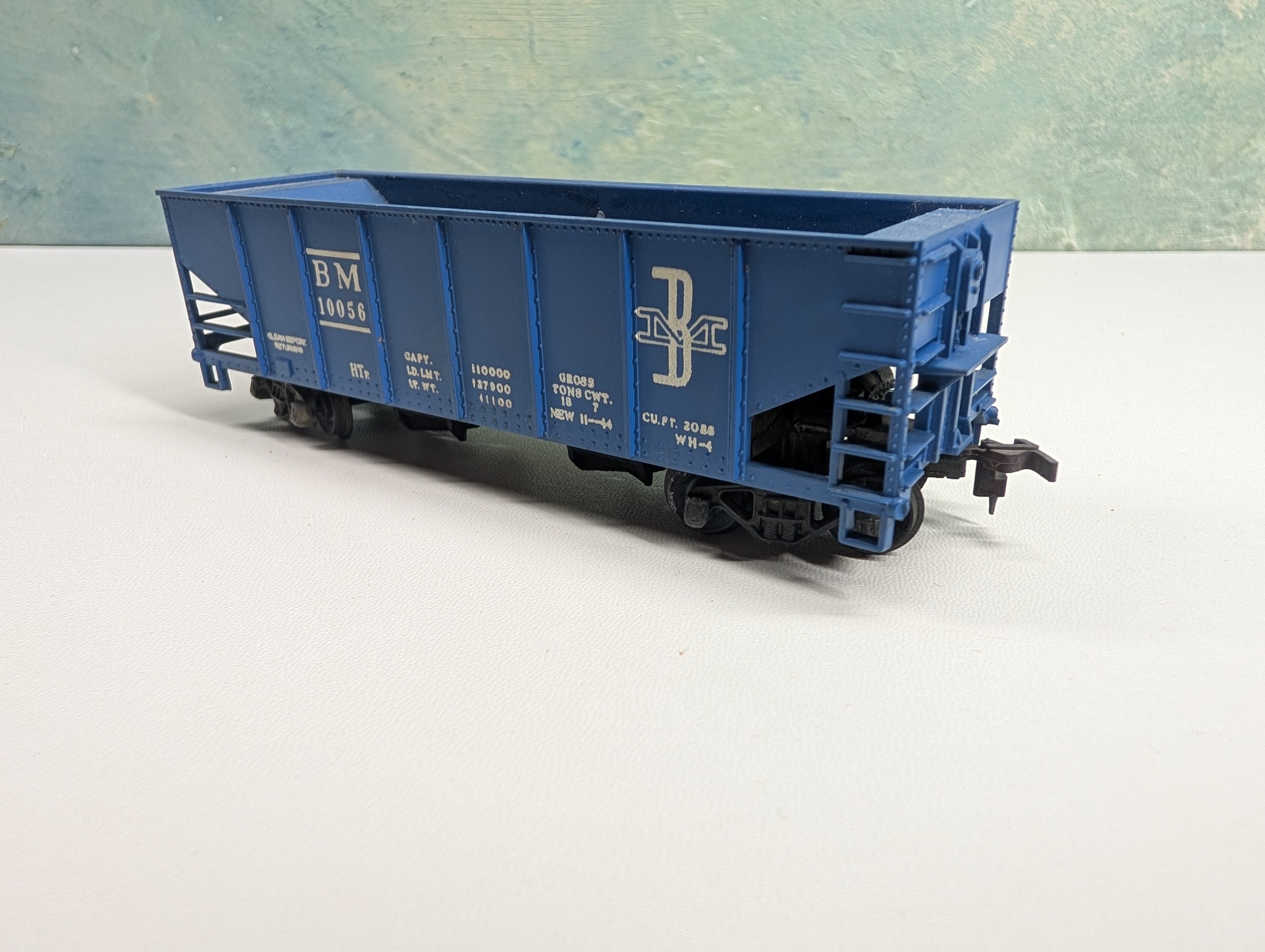 USED Tyco HO Scale Operating 2 Bay Hopper Boston and Maine BM #10056
