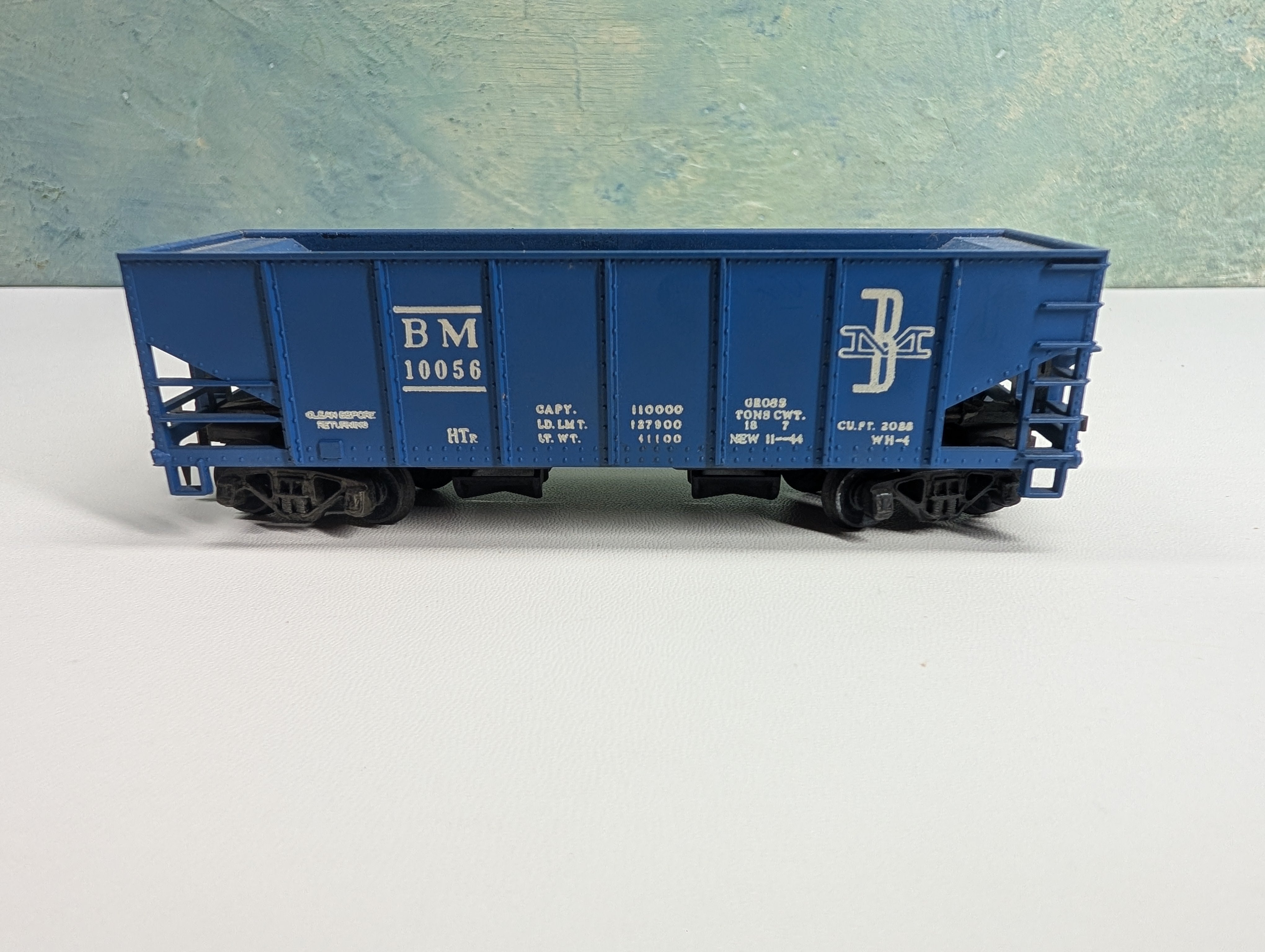 USED Tyco HO Scale Operating 2 Bay Hopper Boston and Maine BM #10056