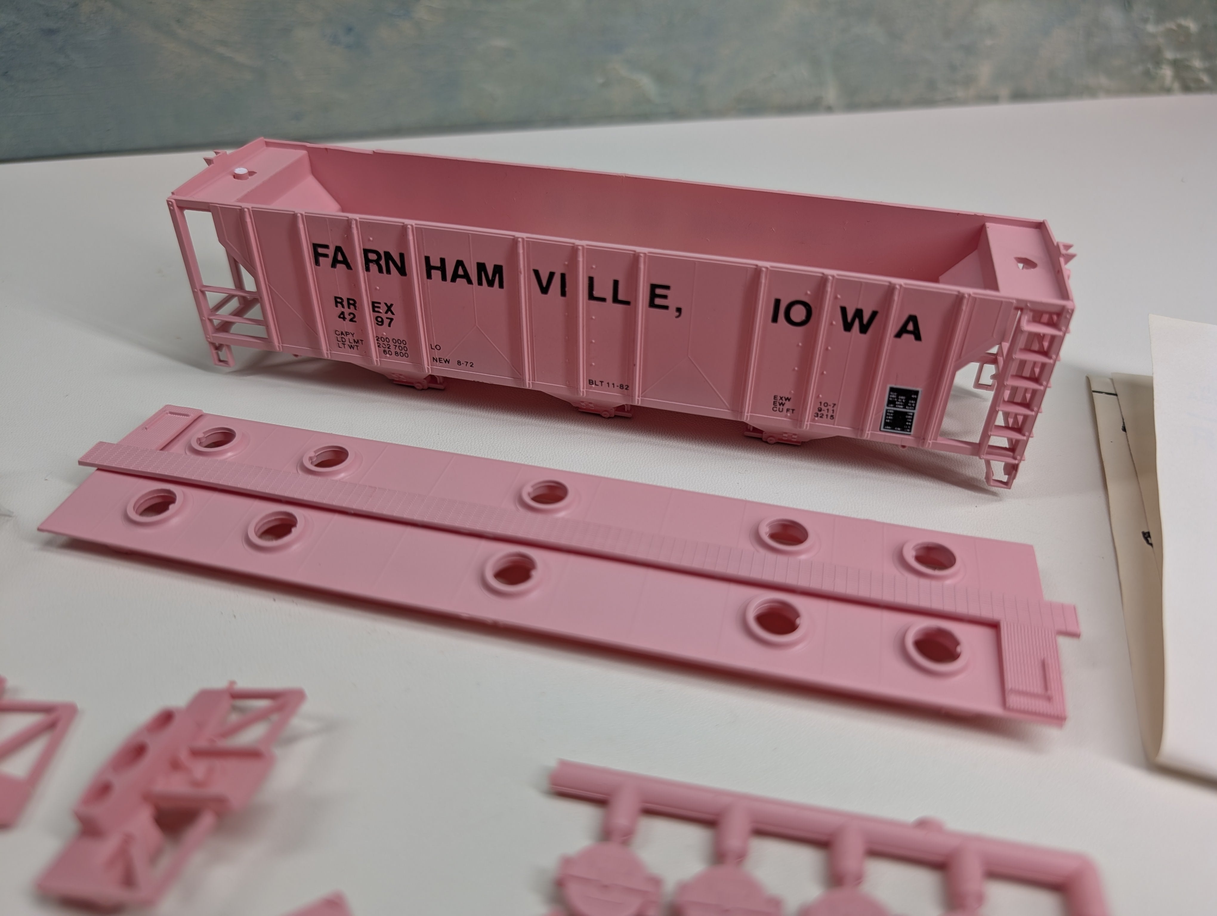 USED Con-Cor HO Scale 3 Bay 47' Covered Hopper Farnhamville Coop RREX #4297 Iowa KIT