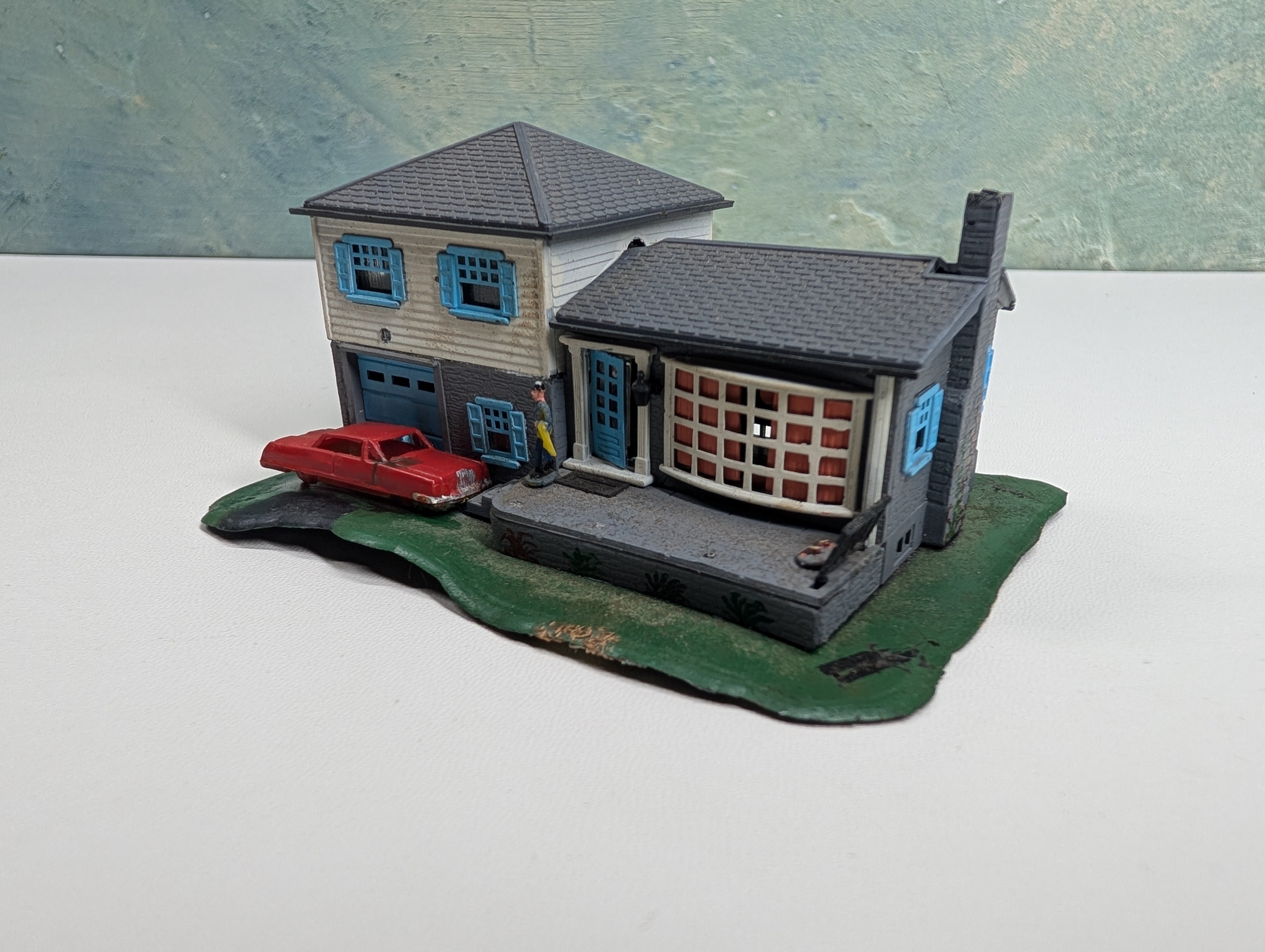USED Bachmann N Scale Split-Level House Blue and Gray