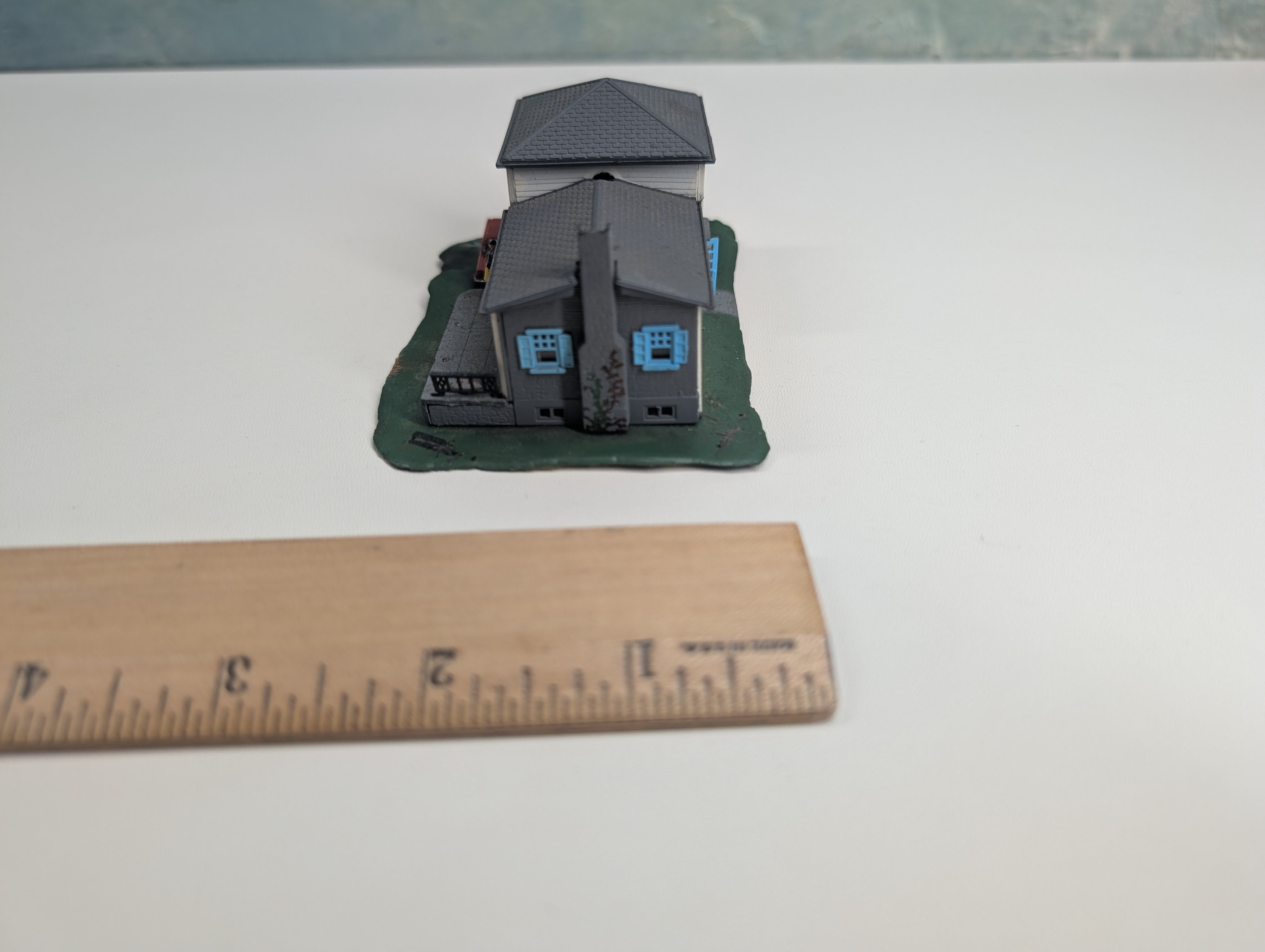 USED Bachmann N Scale Split-Level House Blue and Gray