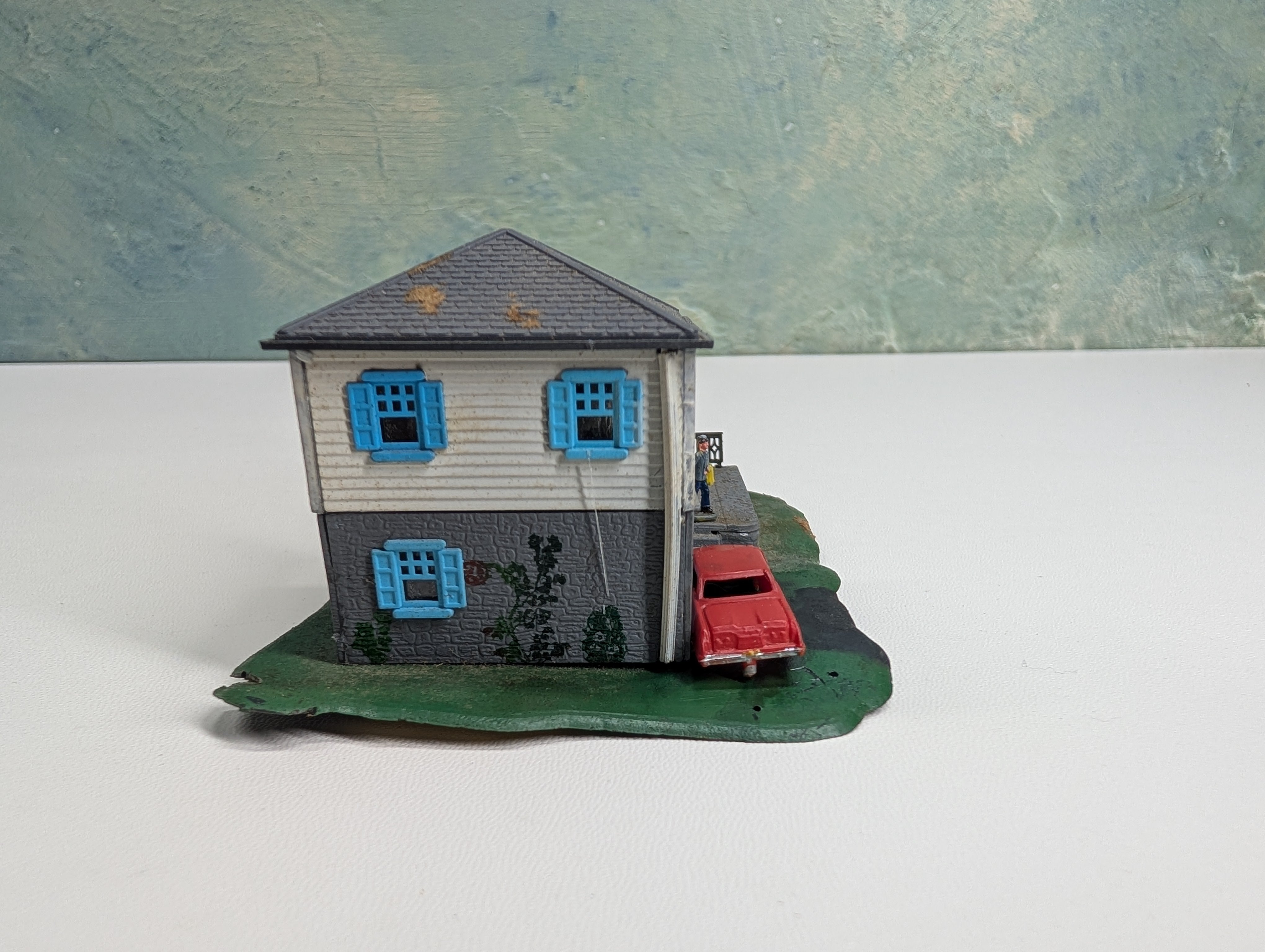 USED Bachmann N Scale Split-Level House Blue and Gray
