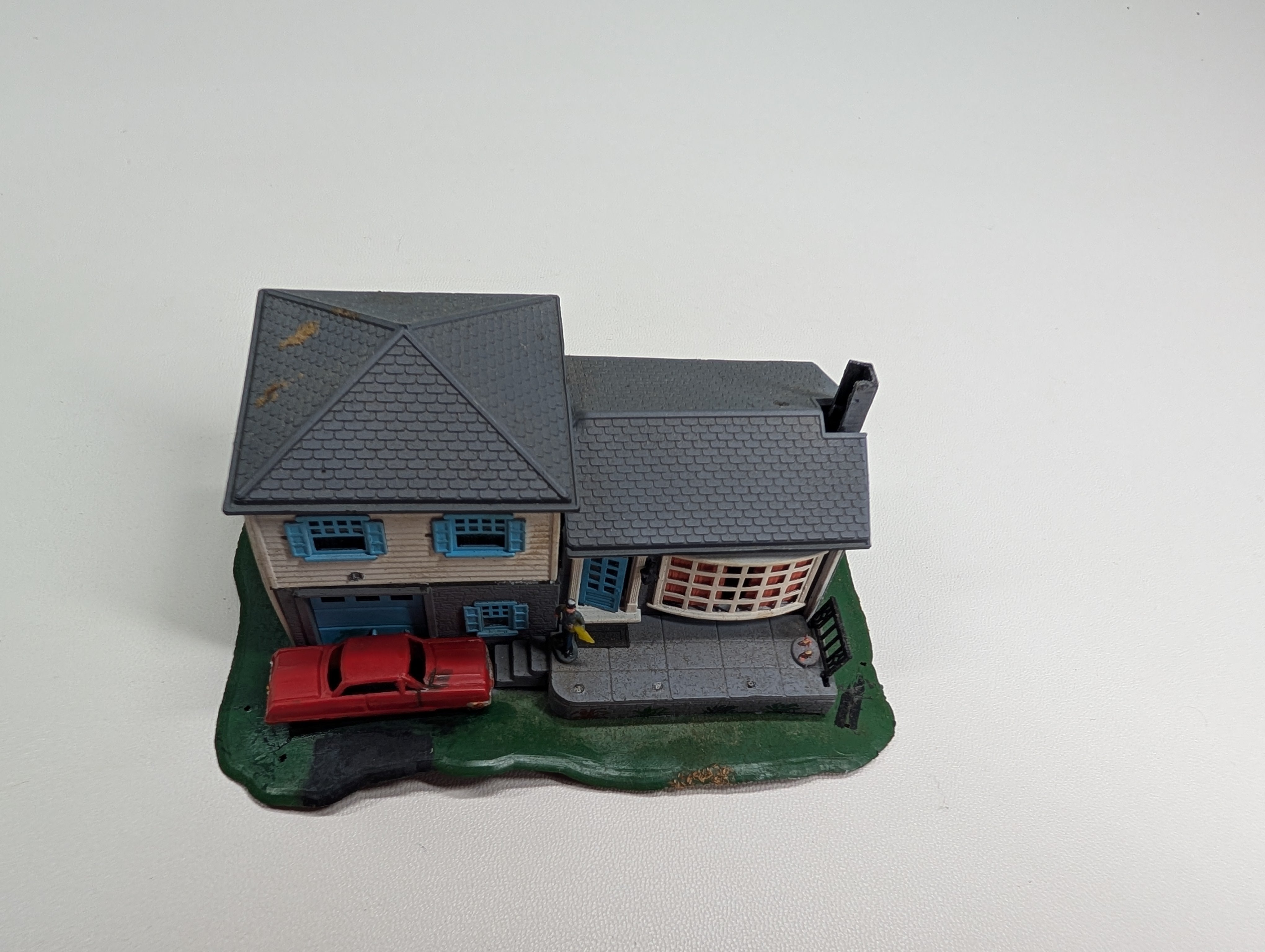 USED Bachmann N Scale Split-Level House Blue and Gray