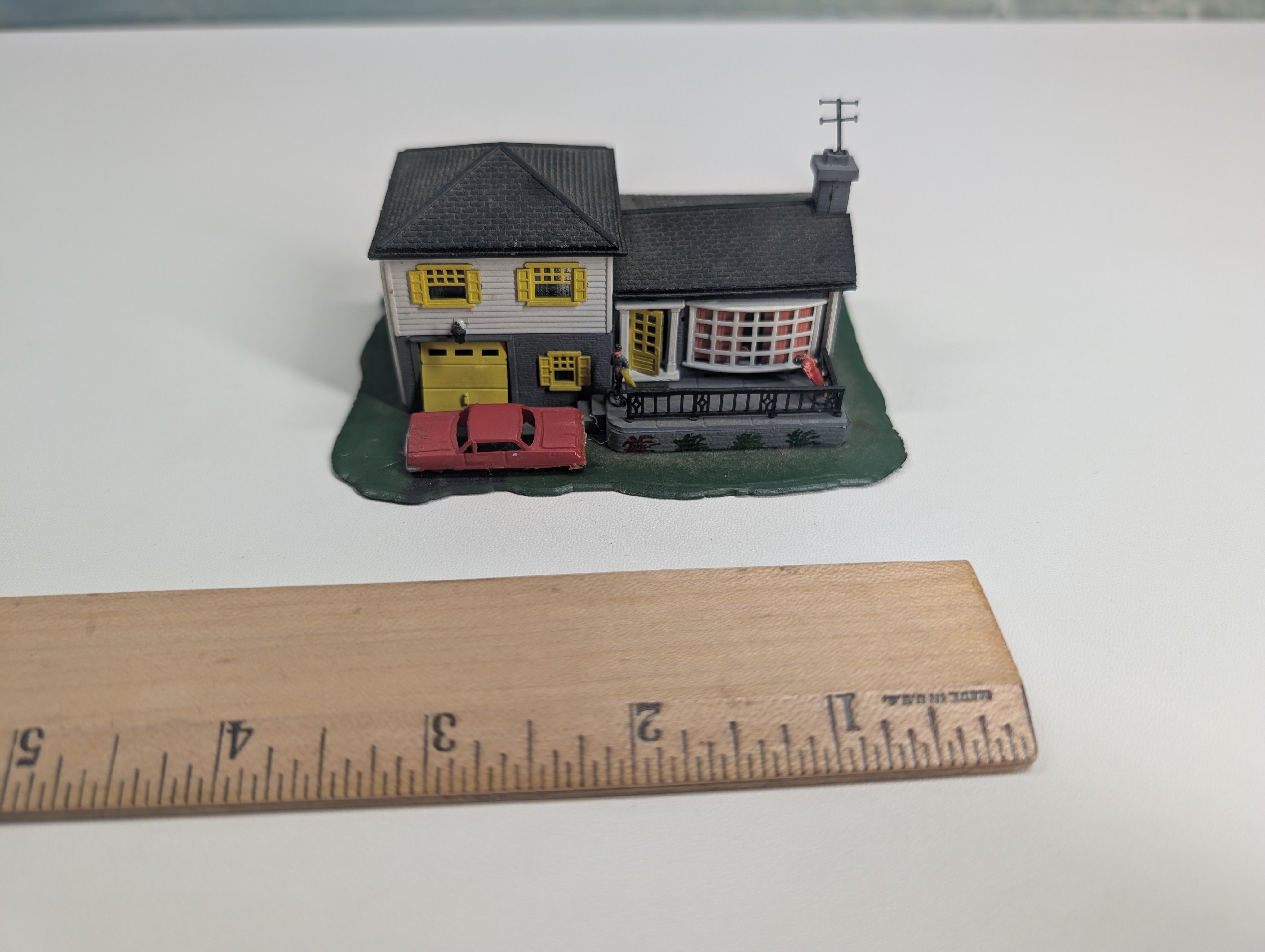 USED Bachmann N Scale Split-Level House White and Gray