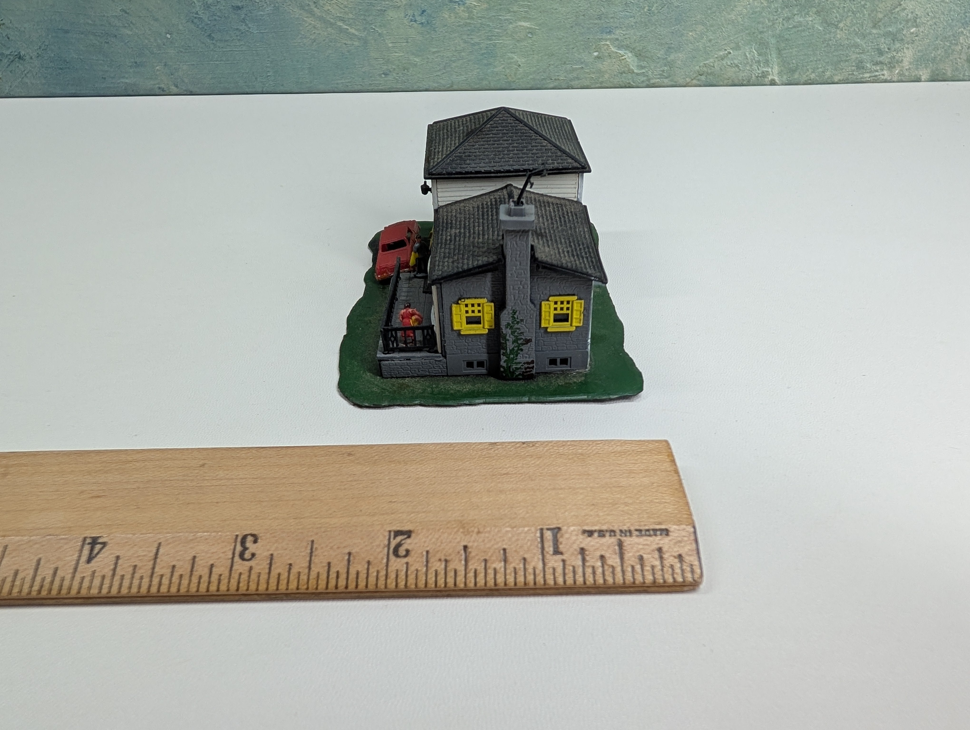 USED Bachmann N Scale Split-Level House White and Gray