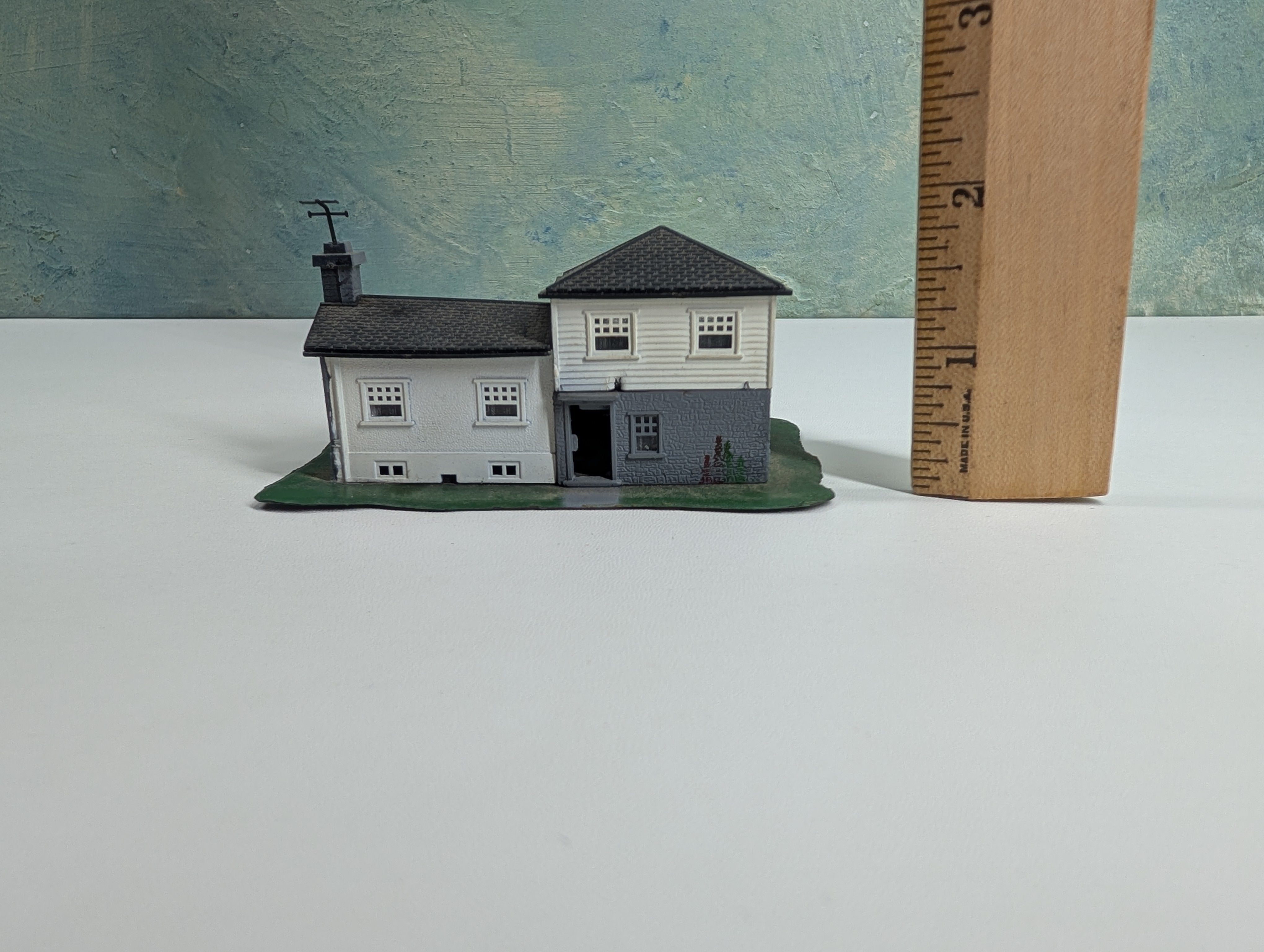 USED Bachmann N Scale Split-Level House White and Gray
