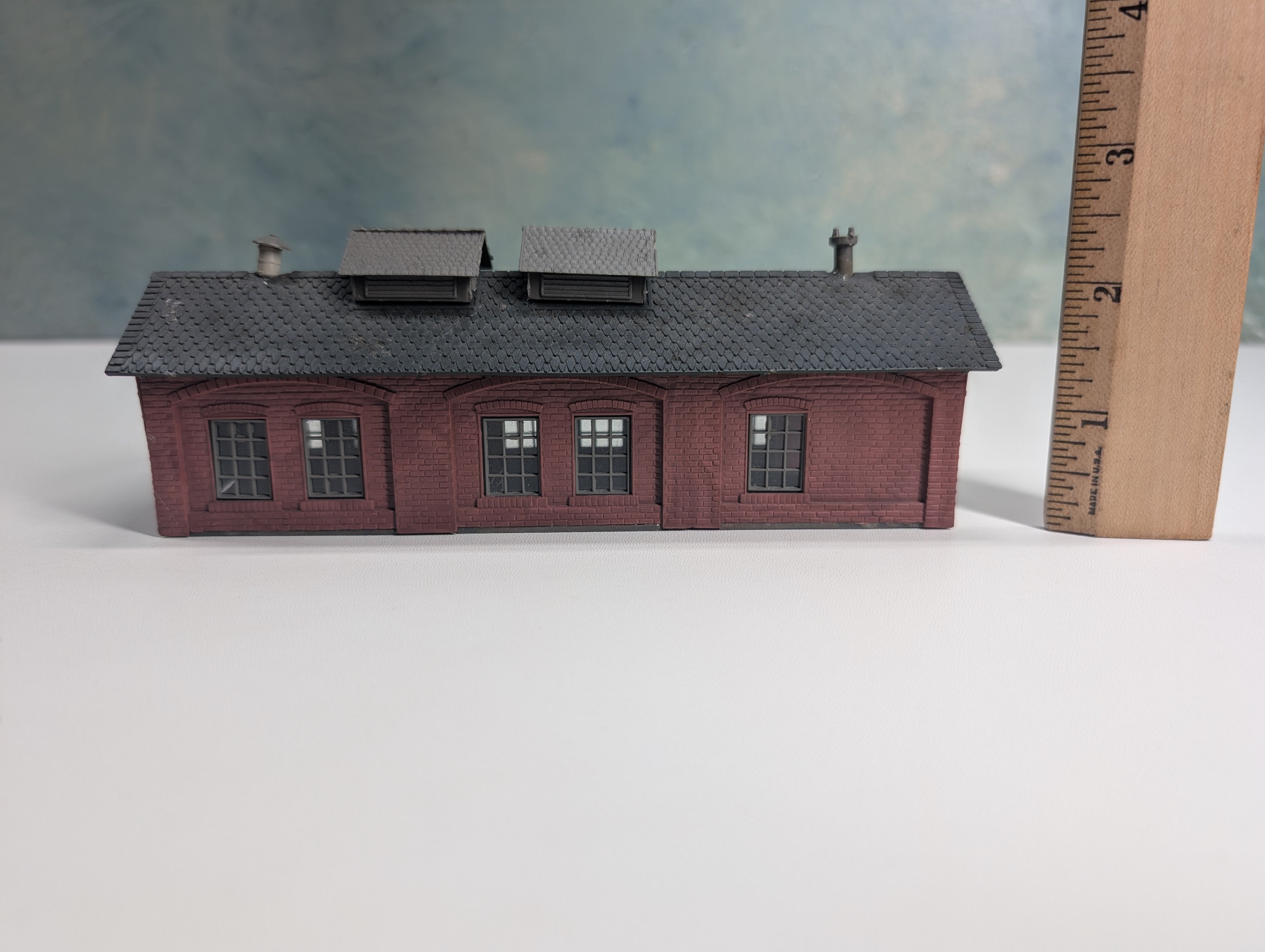 USED N Scale Single Stall Engine House, Brick