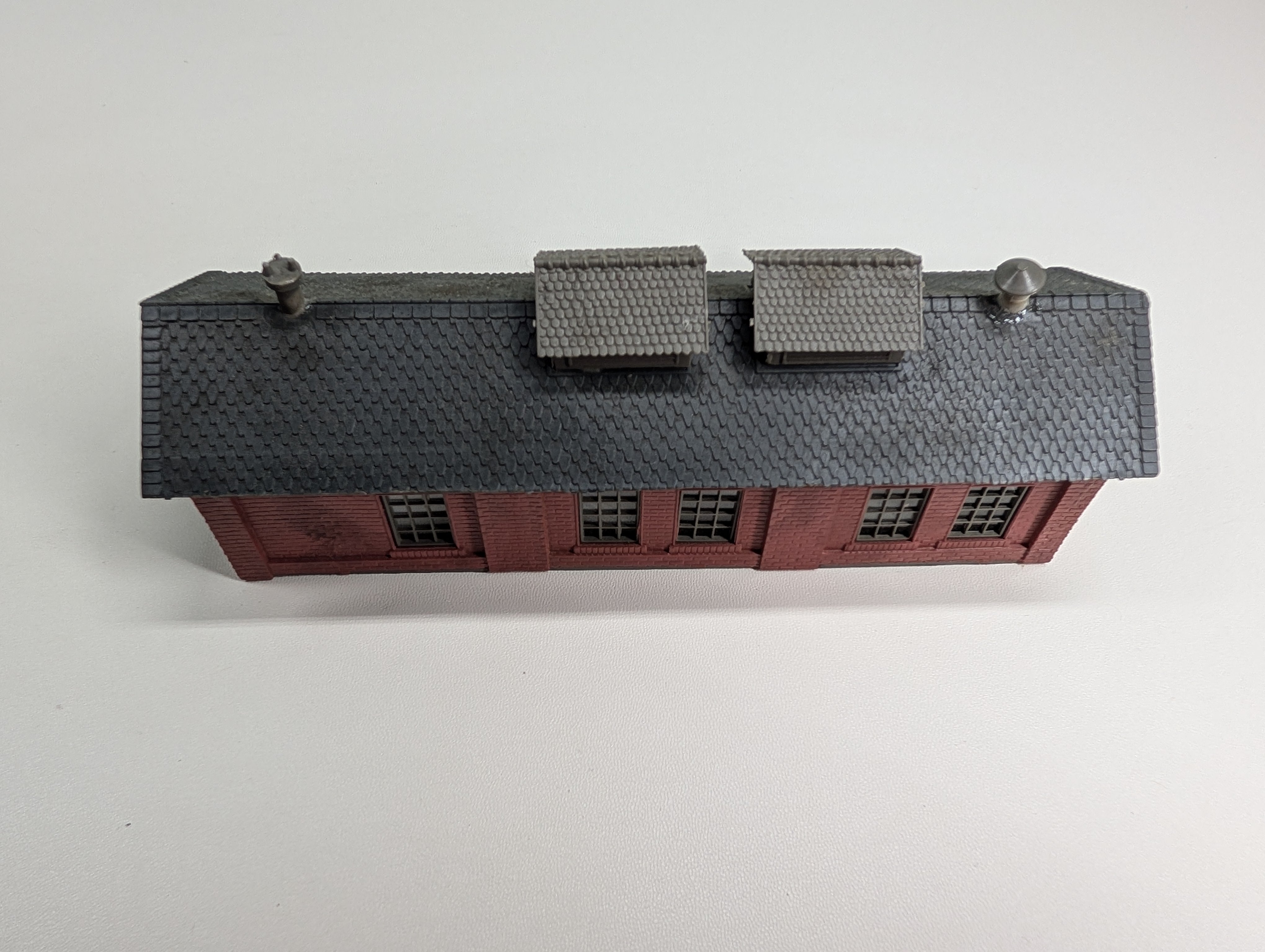 USED N Scale Single Stall Engine House, Brick