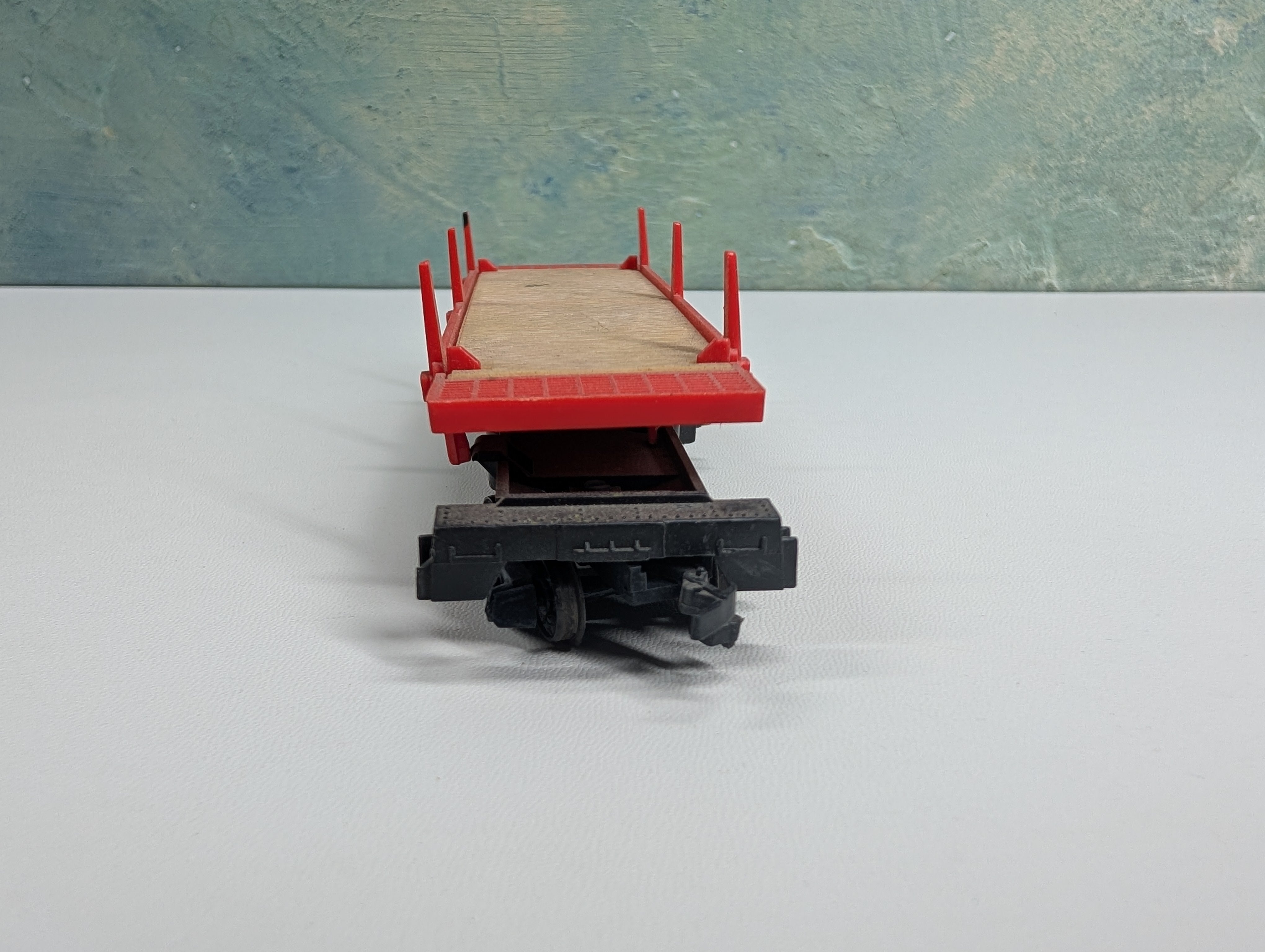USED Tyco HO Scale Log Dump Flat Car w/ Stakes