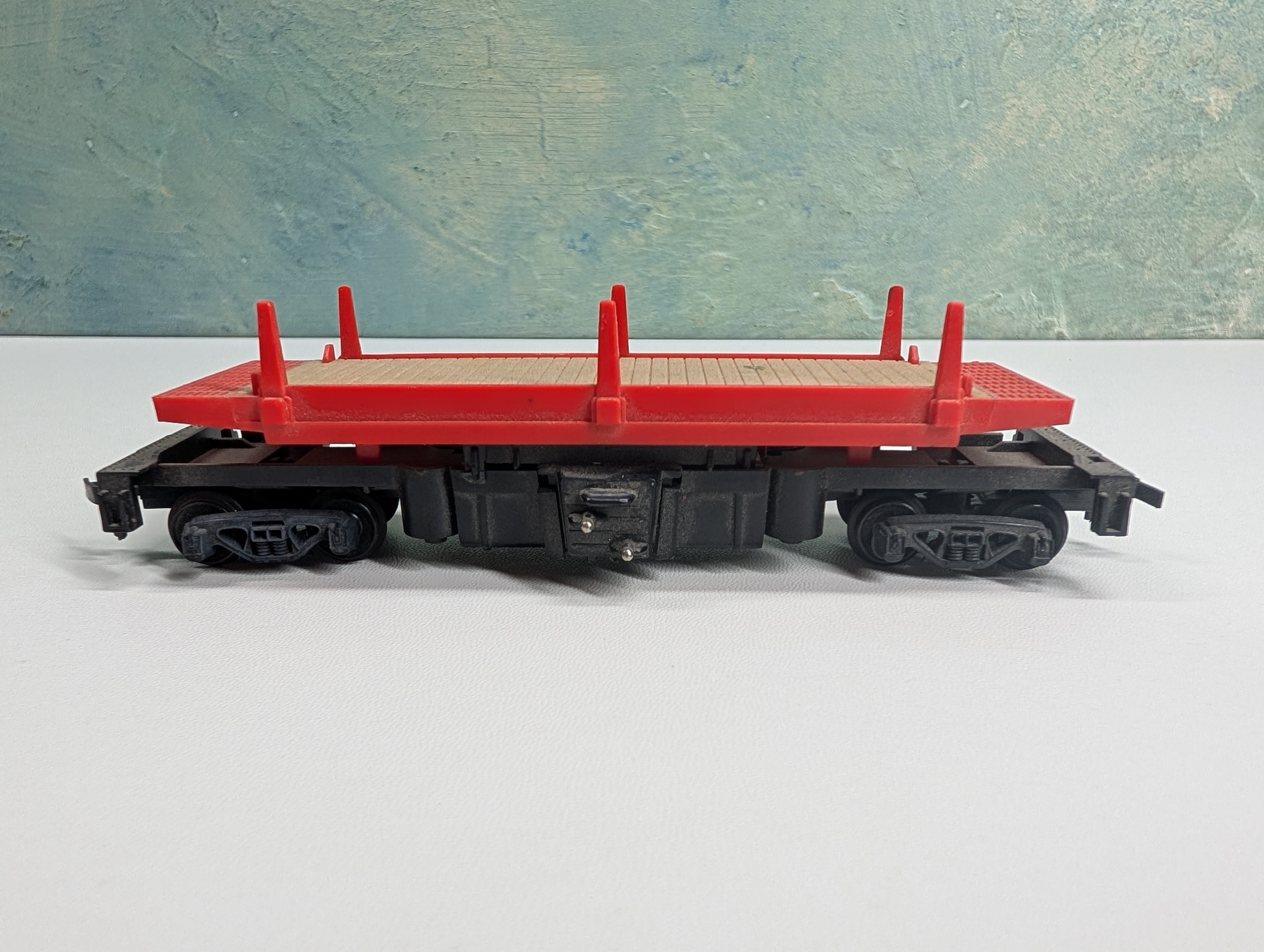 USED Tyco HO Scale Log Dump Flat Car w/ Stakes