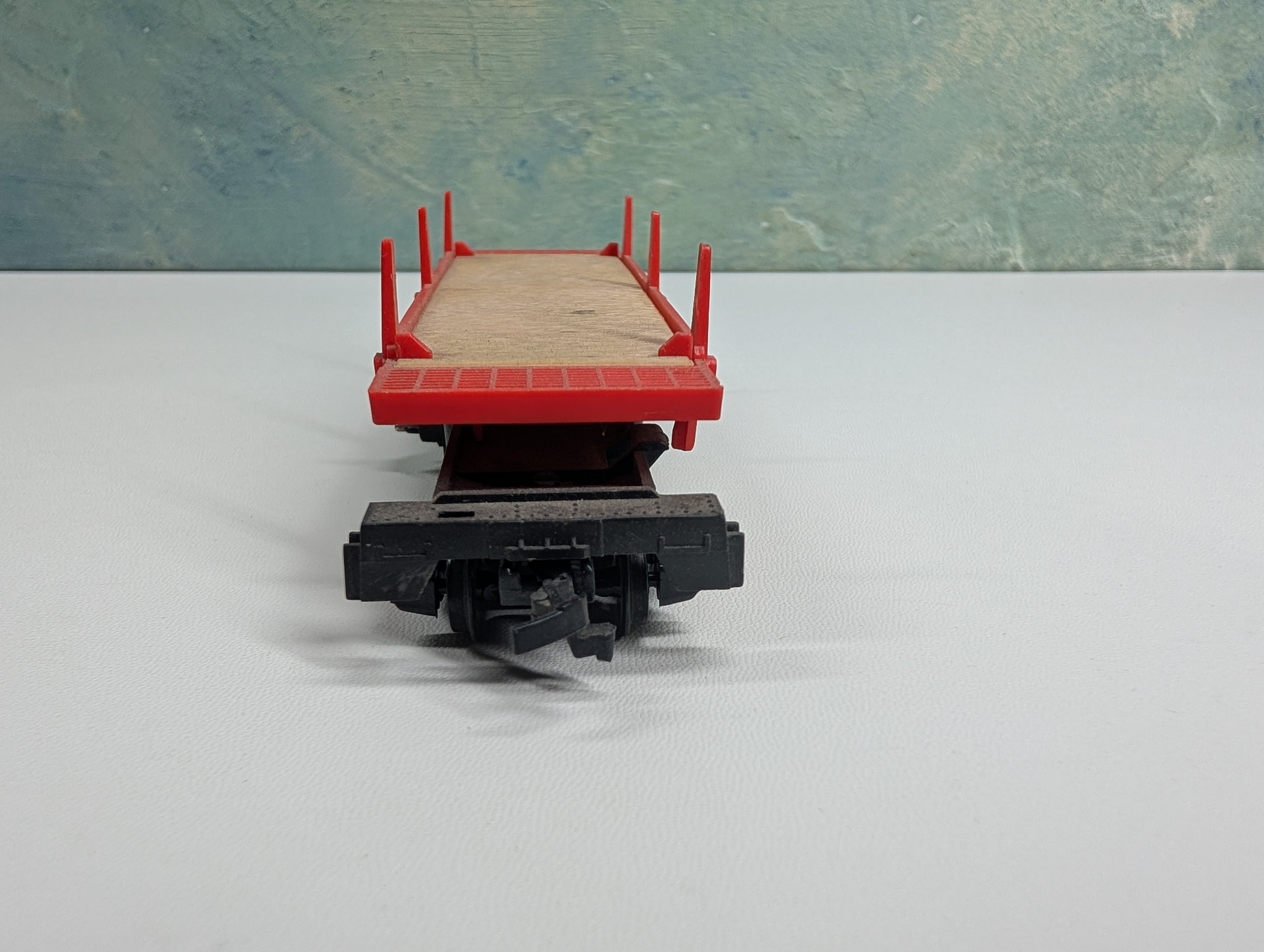USED Tyco HO Scale Log Dump Flat Car w/ Stakes