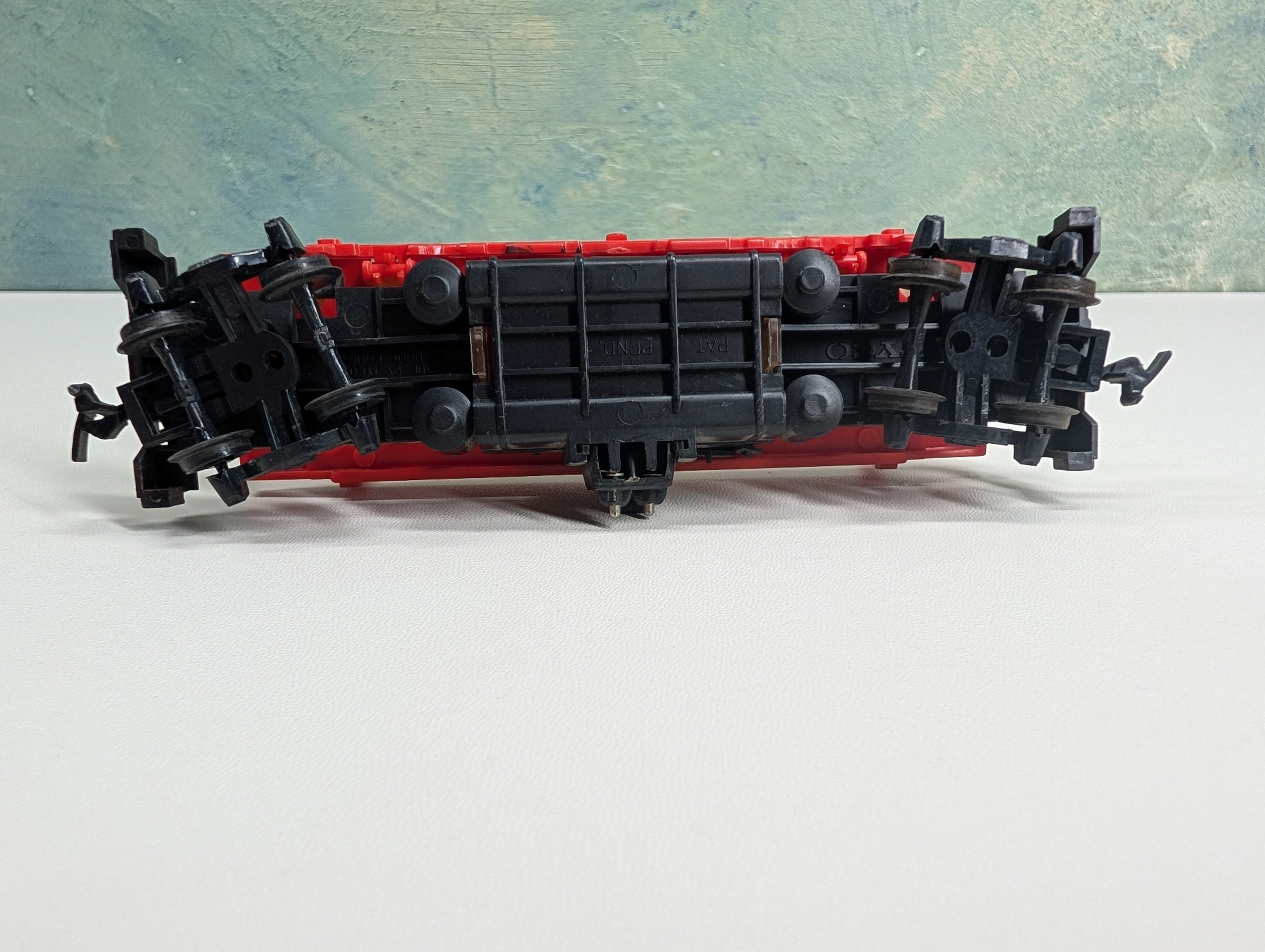 USED Tyco HO Scale Log Dump Flat Car w/ Stakes