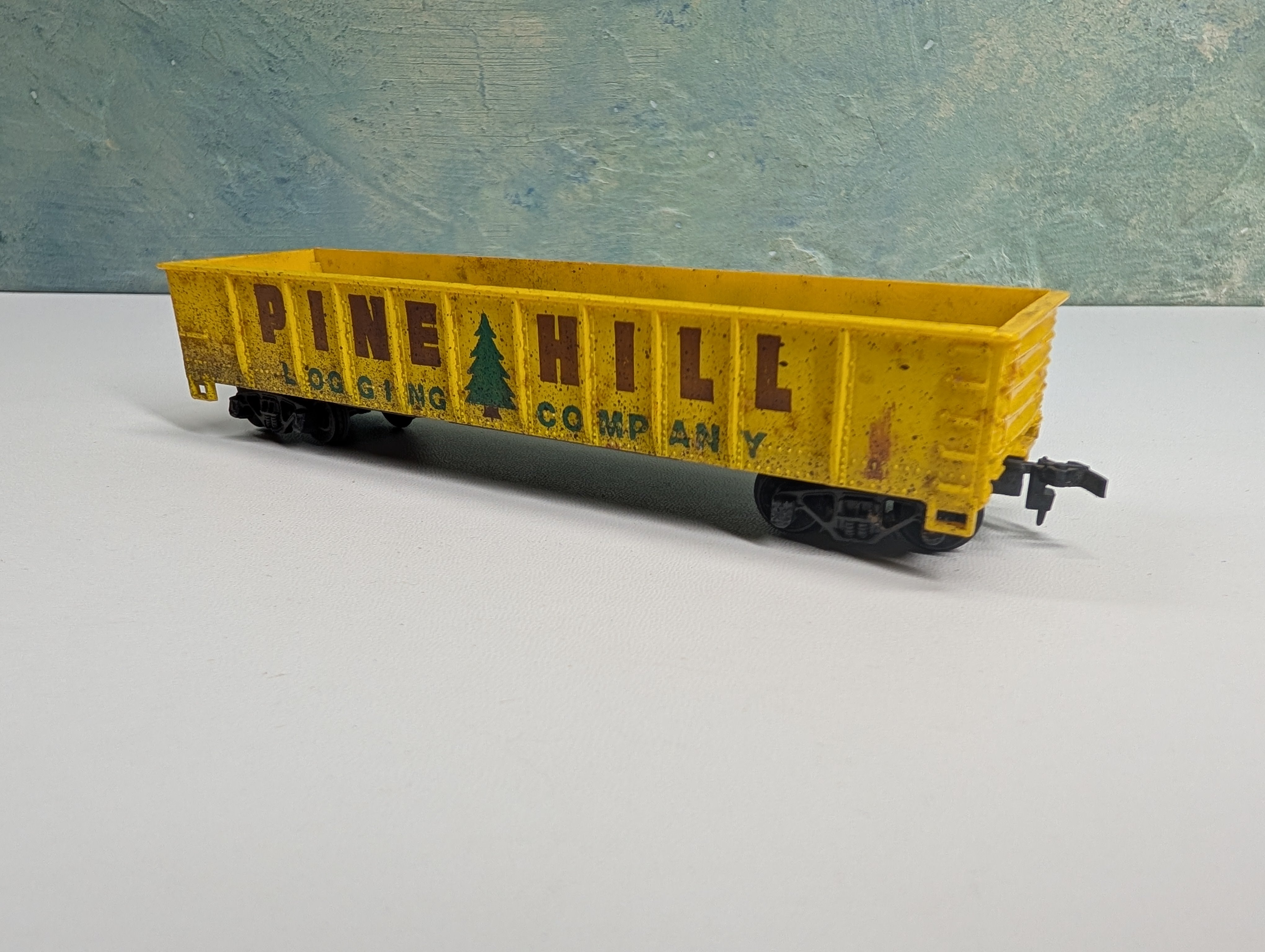 USED Tyco HO Scale 40' Gondola Pine Hill Logging Company Weathered