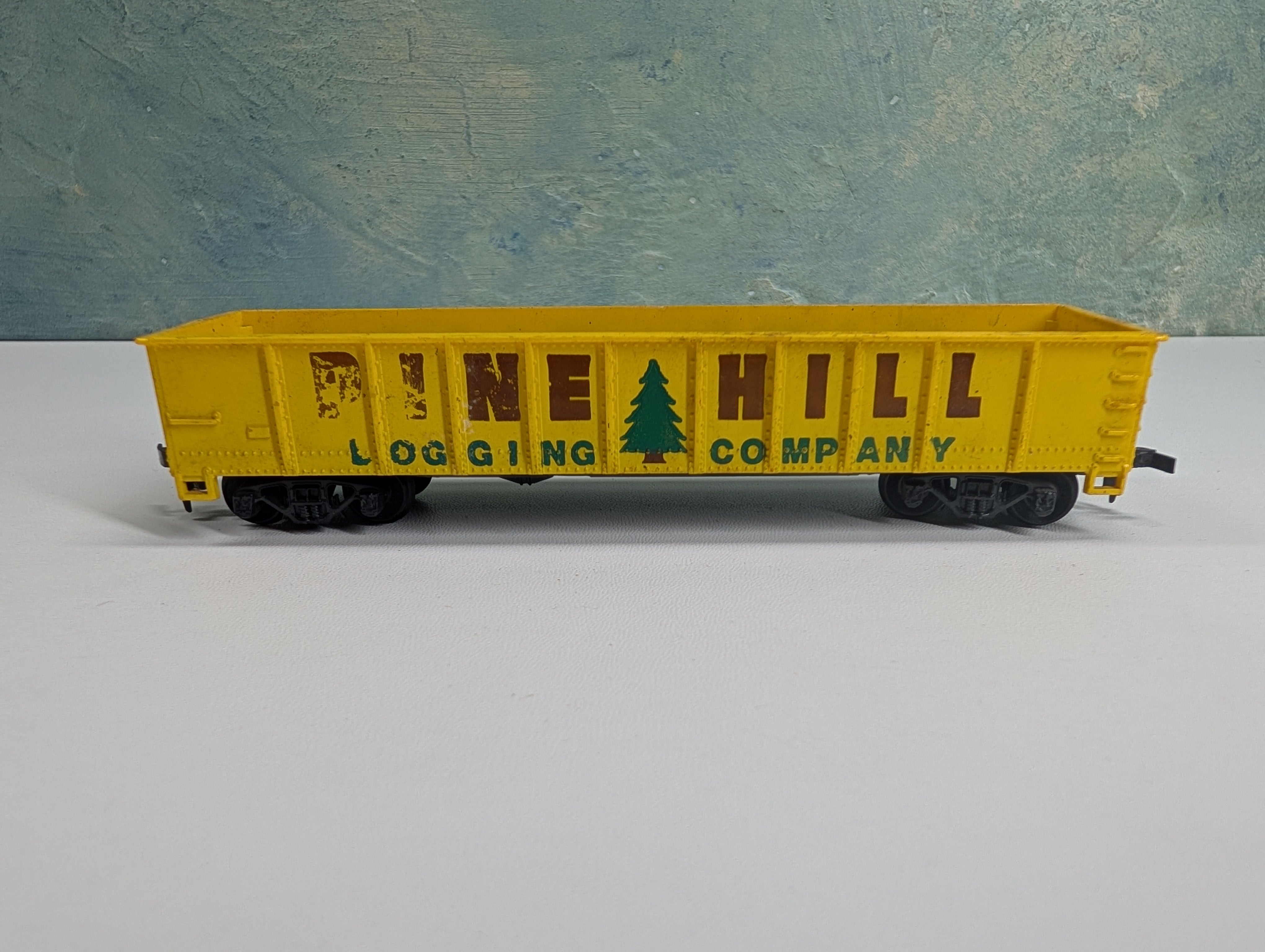 USED Tyco HO Scale 40' Gondola Pine Hill Logging Company Weathered