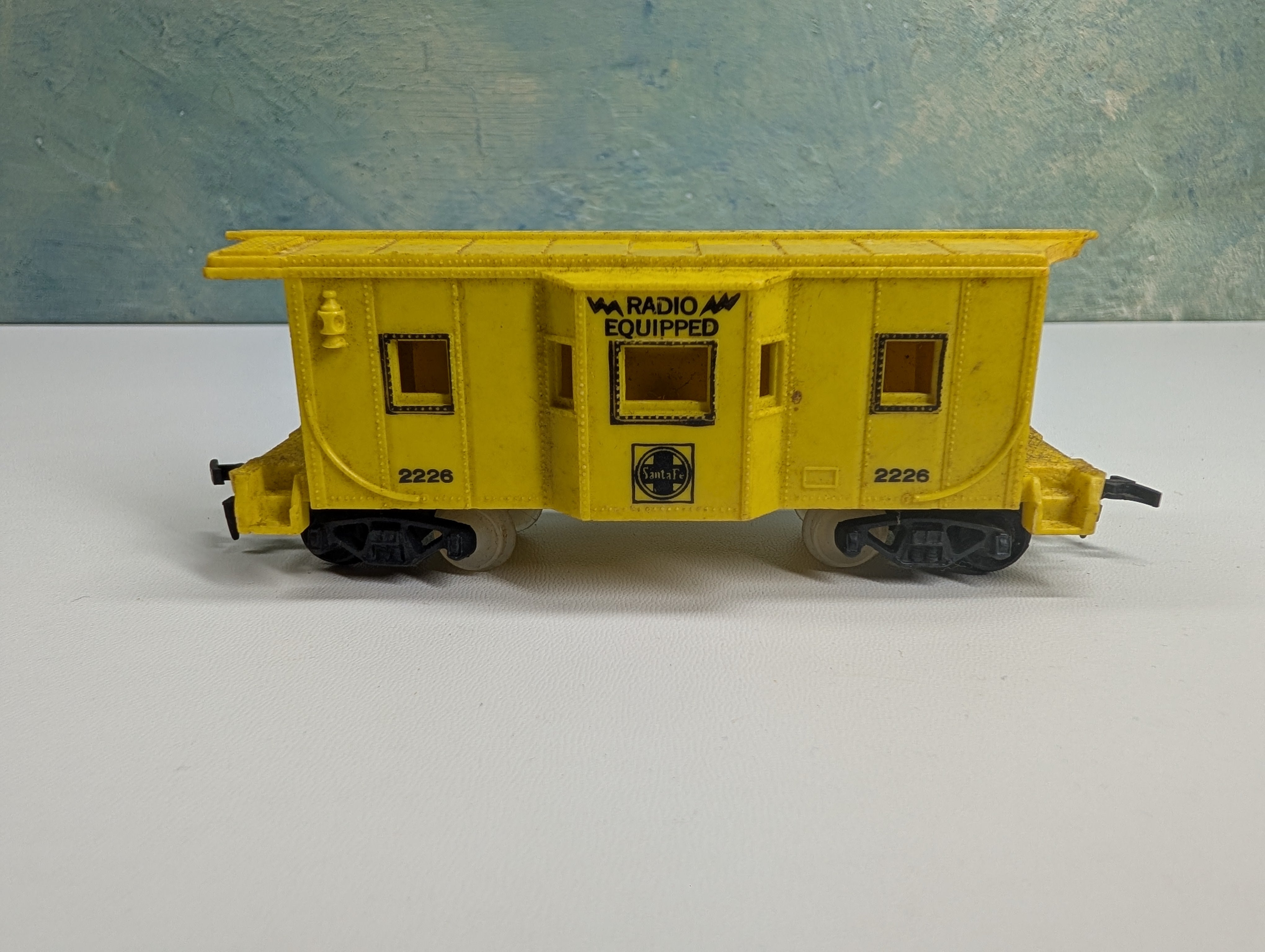 USED MARX HO Scale Yellow Radio Equipped Bay Window Caboose Santa Fe #2226