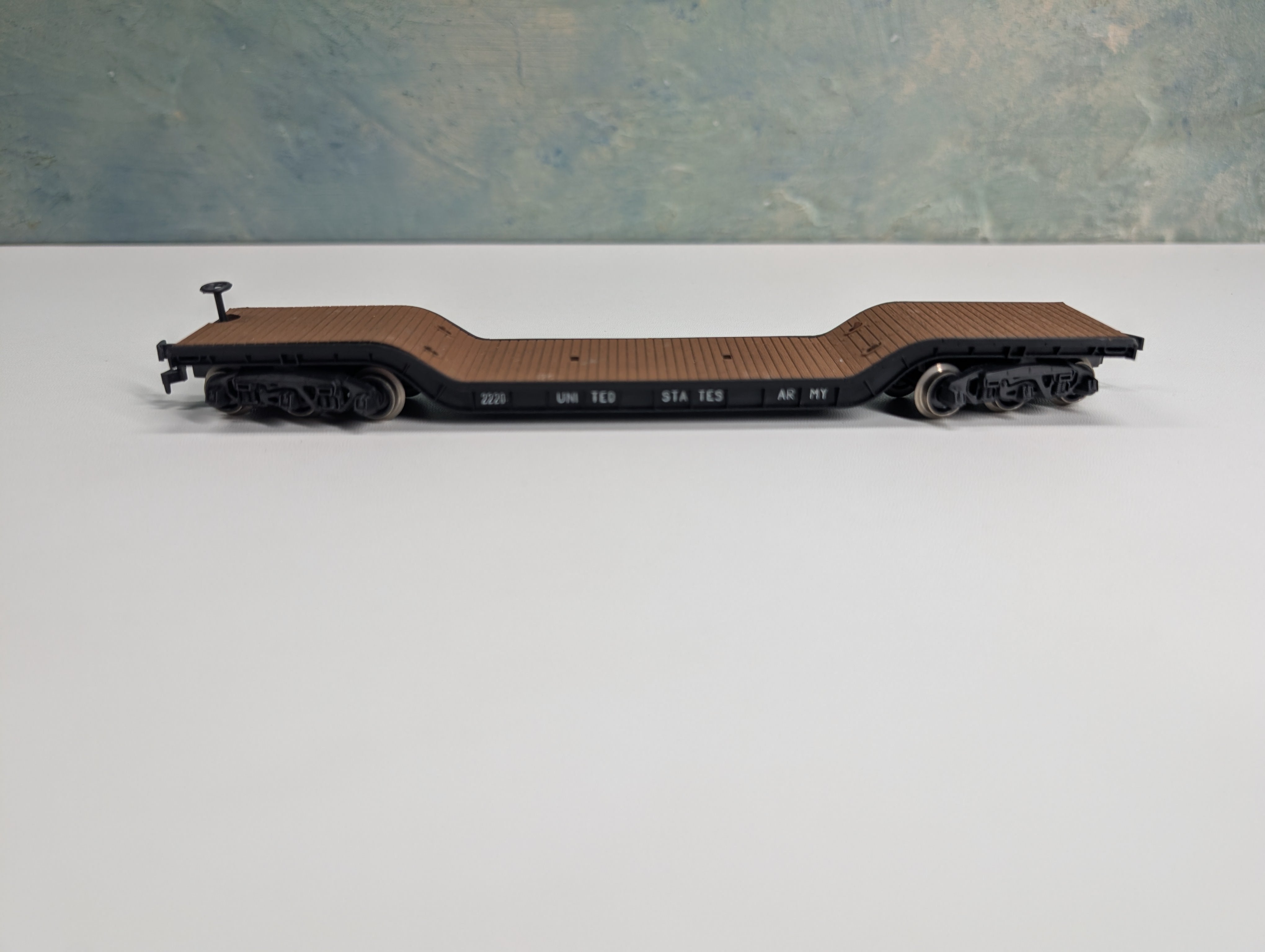 USED HO Scale Center Depressed Flat Car w/ Army Tank Car Load US Army 2220