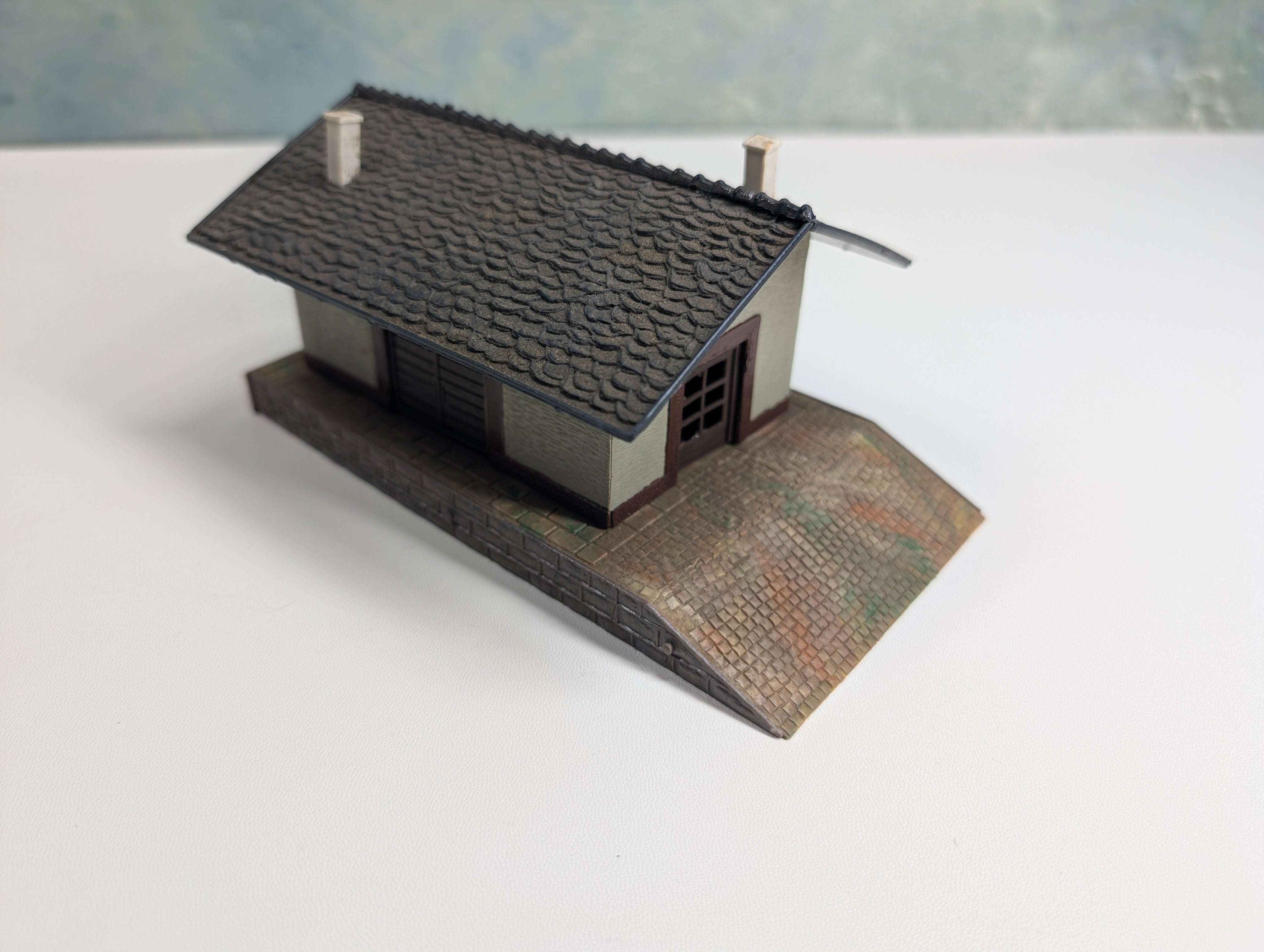 USED HO Scale Shed with Brick Ramp