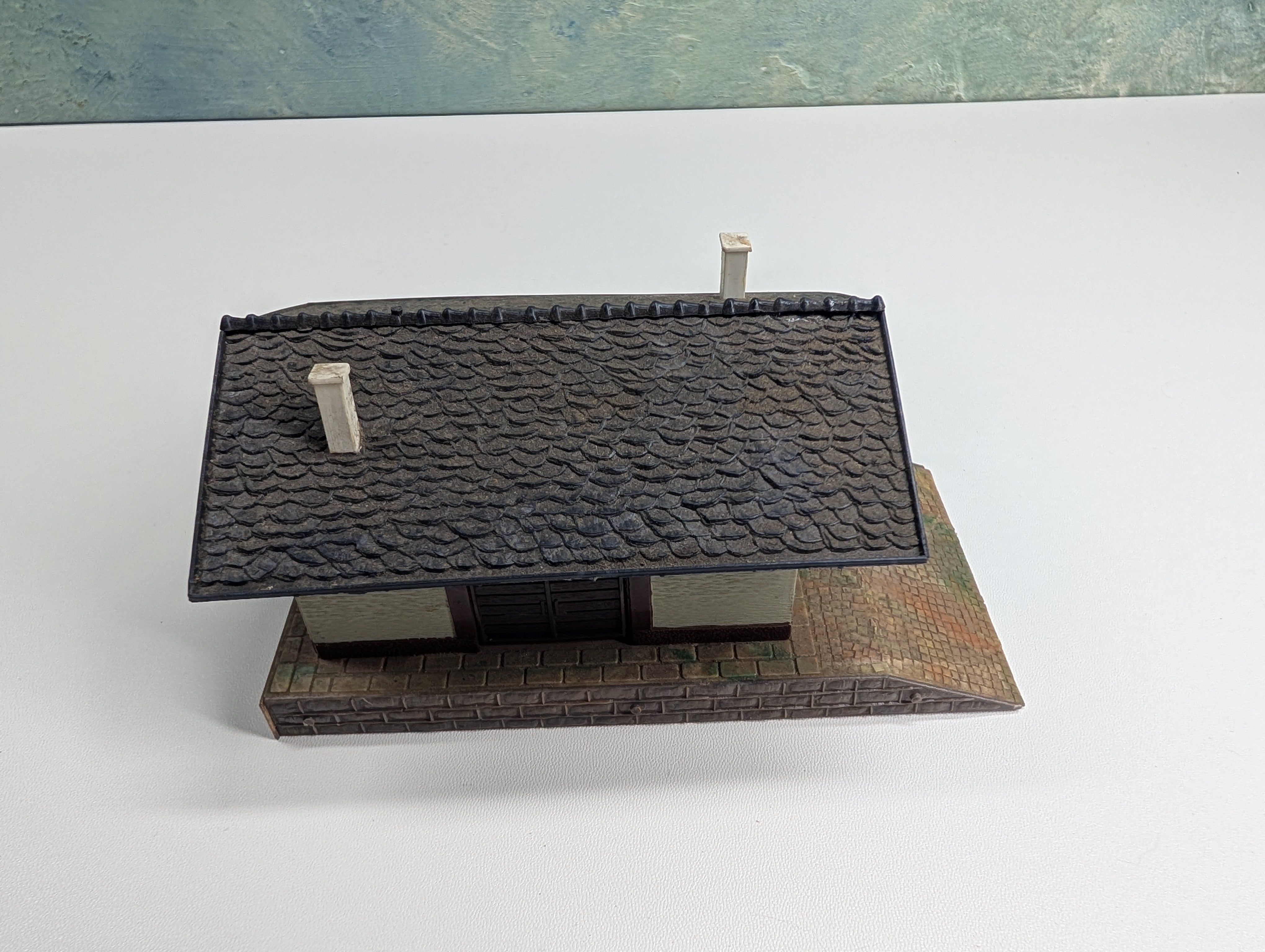 USED HO Scale Shed with Brick Ramp
