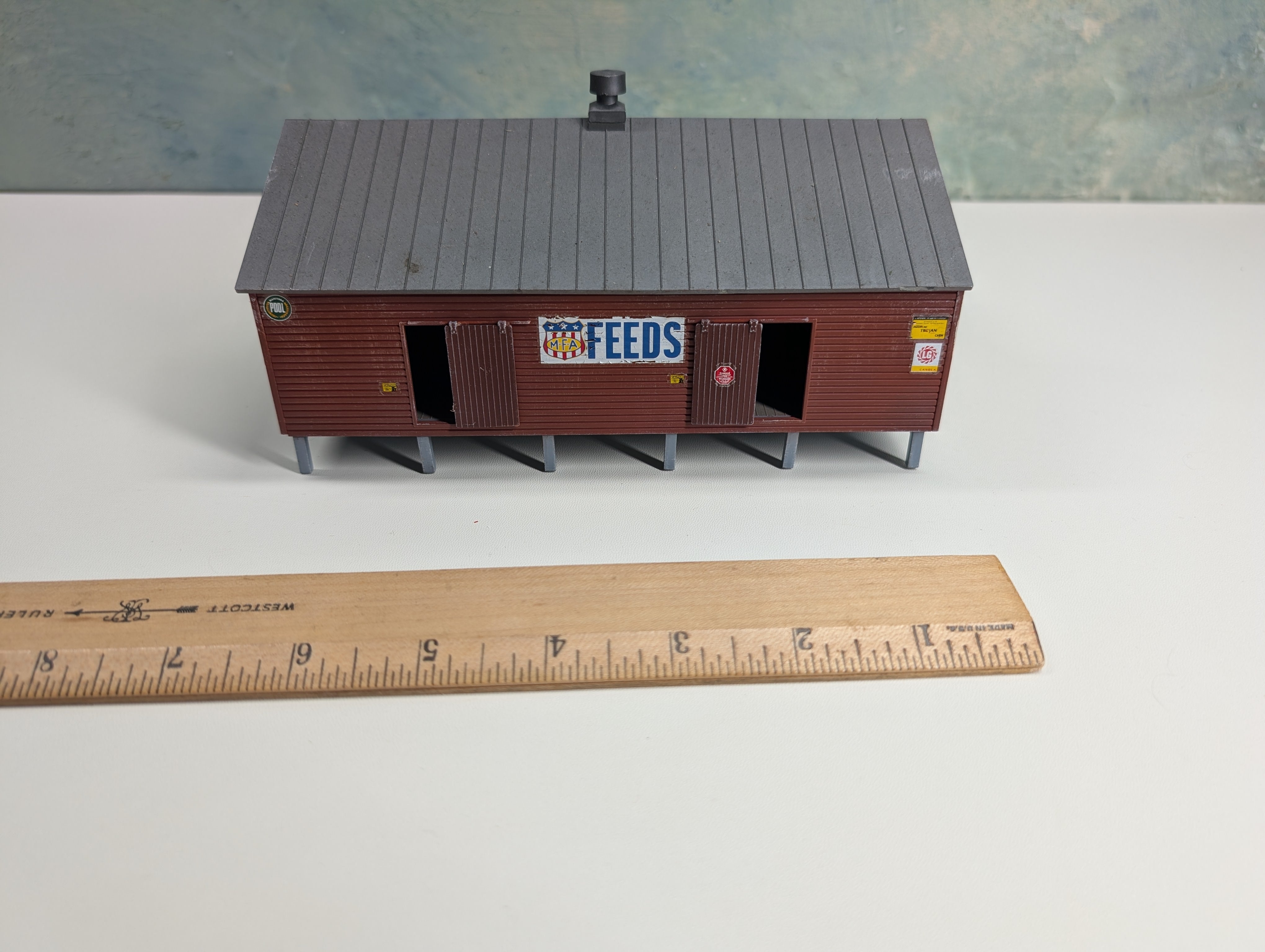 USED HO Scale Raised Barn, Cargill Fertilizer