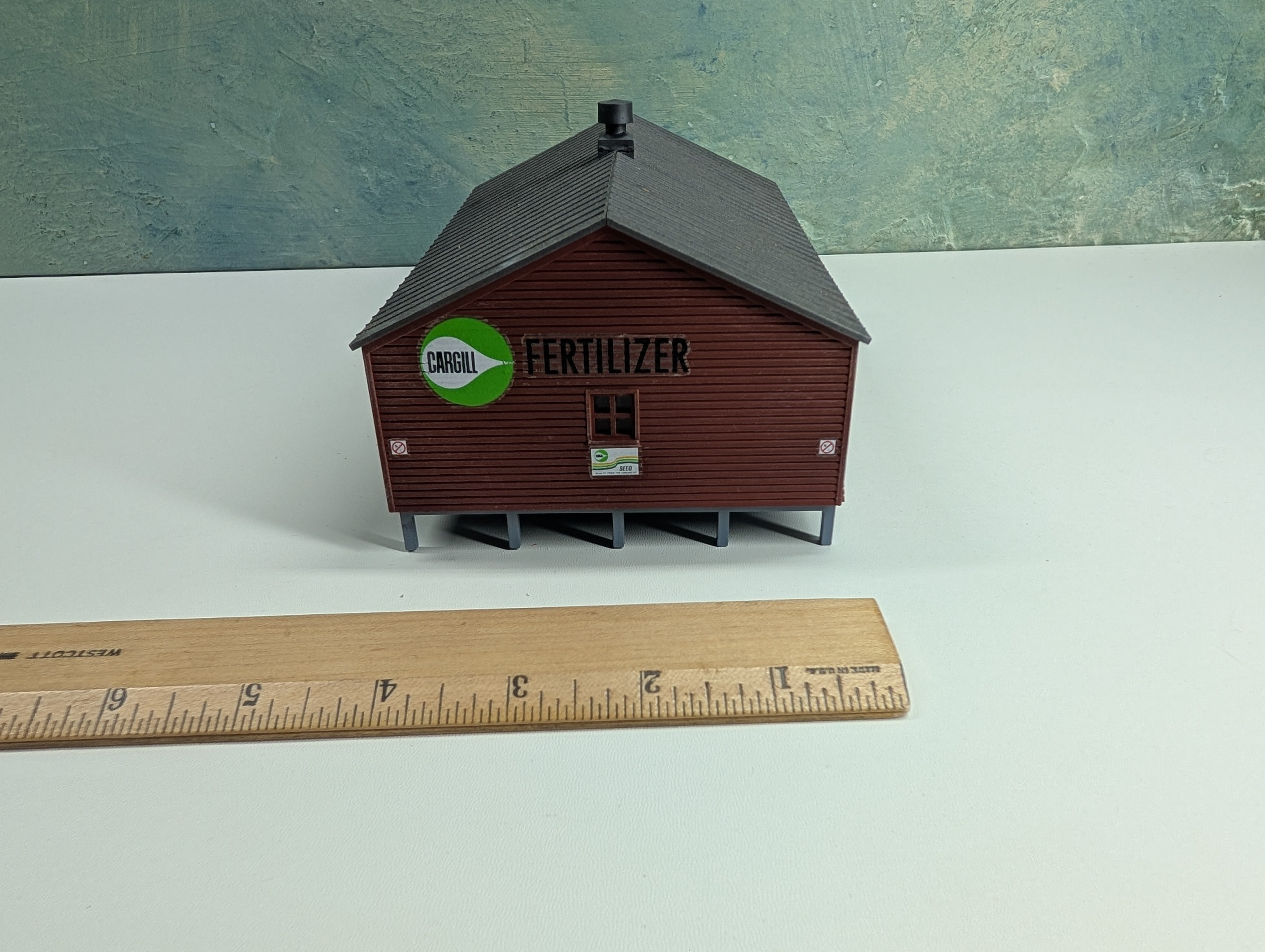 USED HO Scale Raised Barn, Cargill Fertilizer