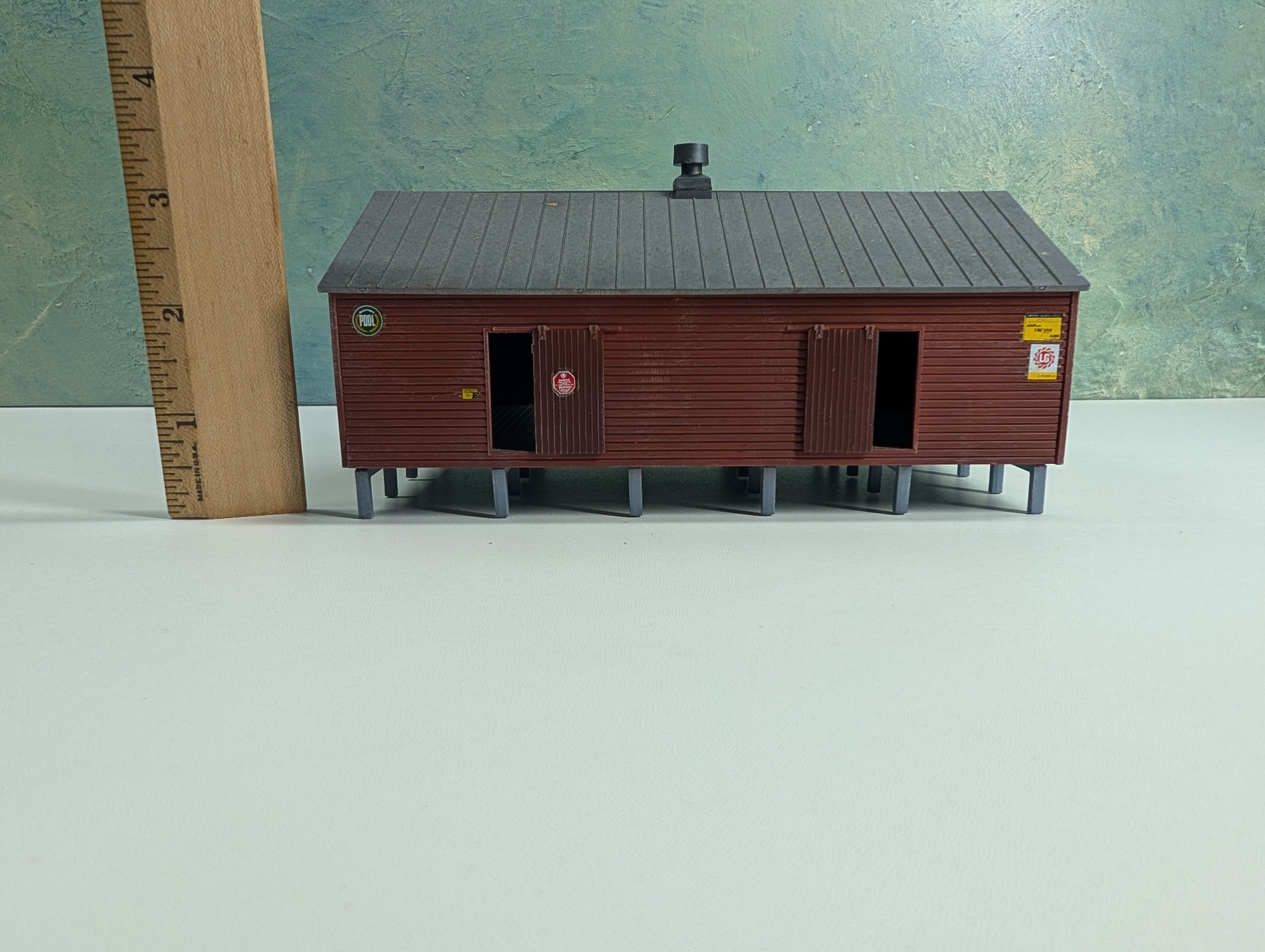 USED HO Scale Raised Barn, Cargill Fertilizer