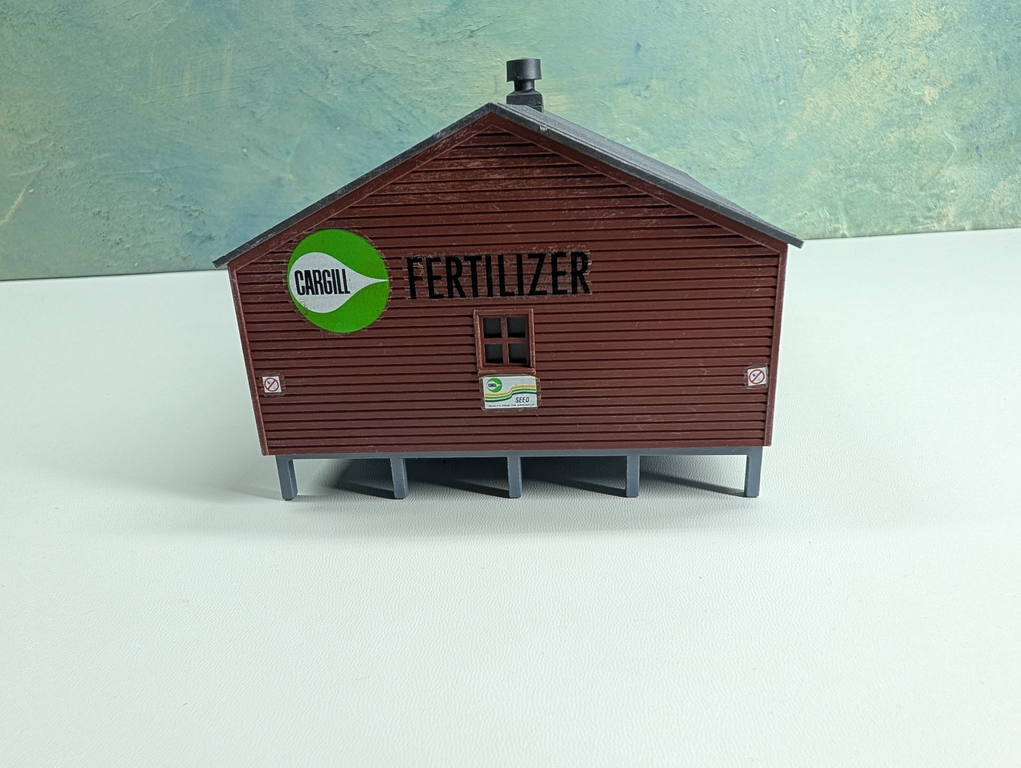 USED HO Scale Raised Barn, Cargill Fertilizer
