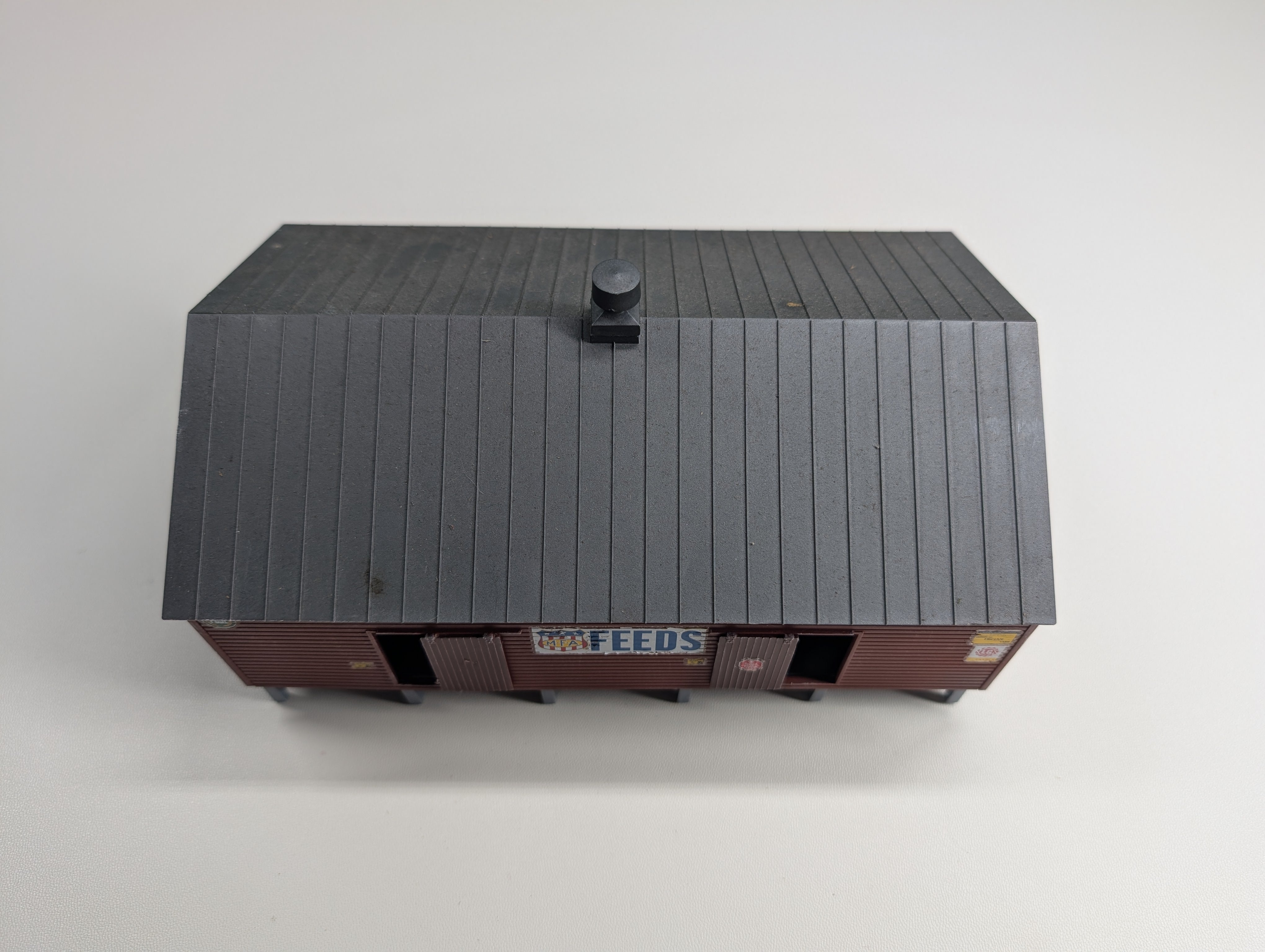 USED HO Scale Raised Barn, Cargill Fertilizer