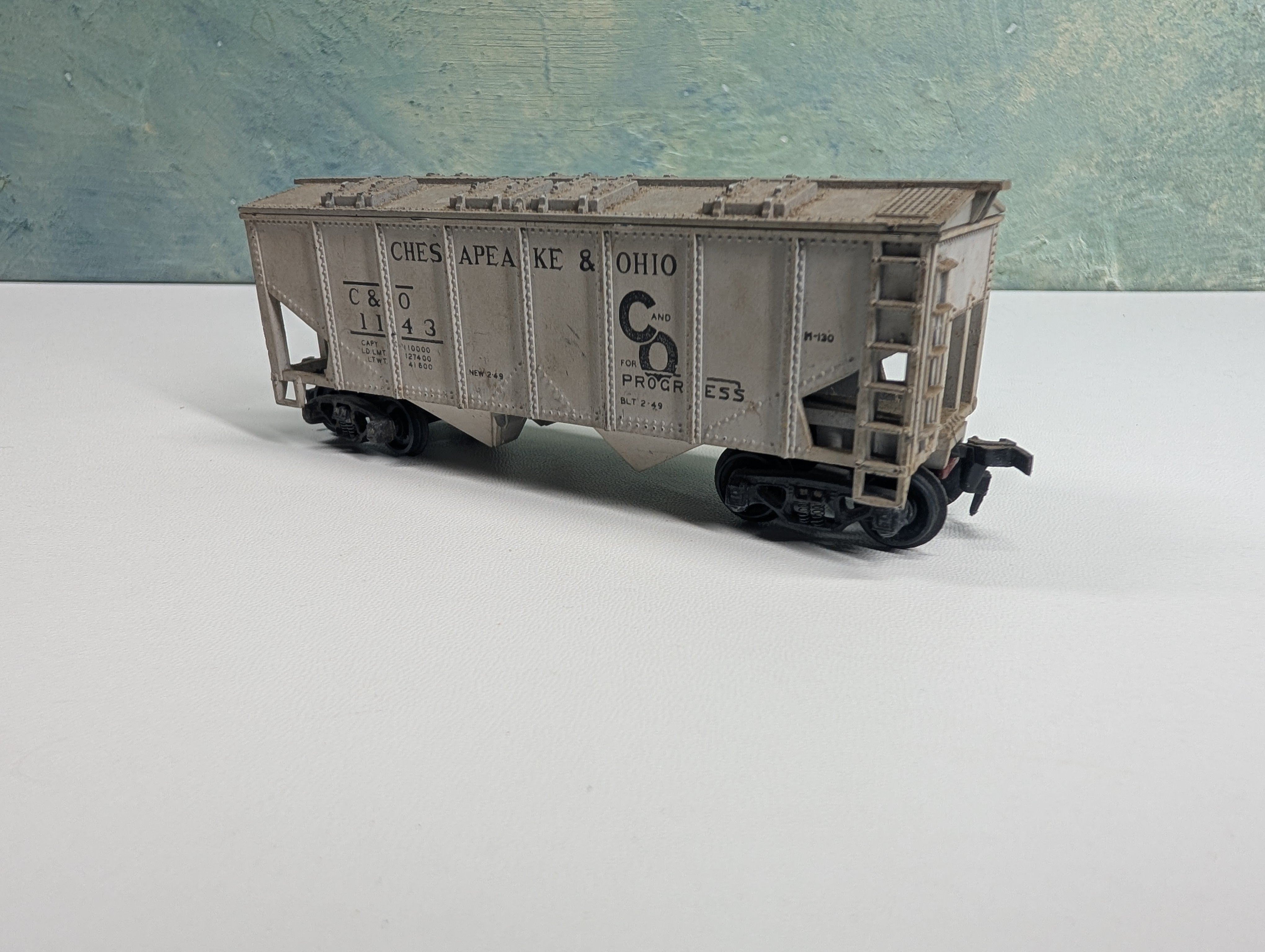 USED HO Scale 2 Bay Covered Hopper Chesapeake and Ohio C&O #1143