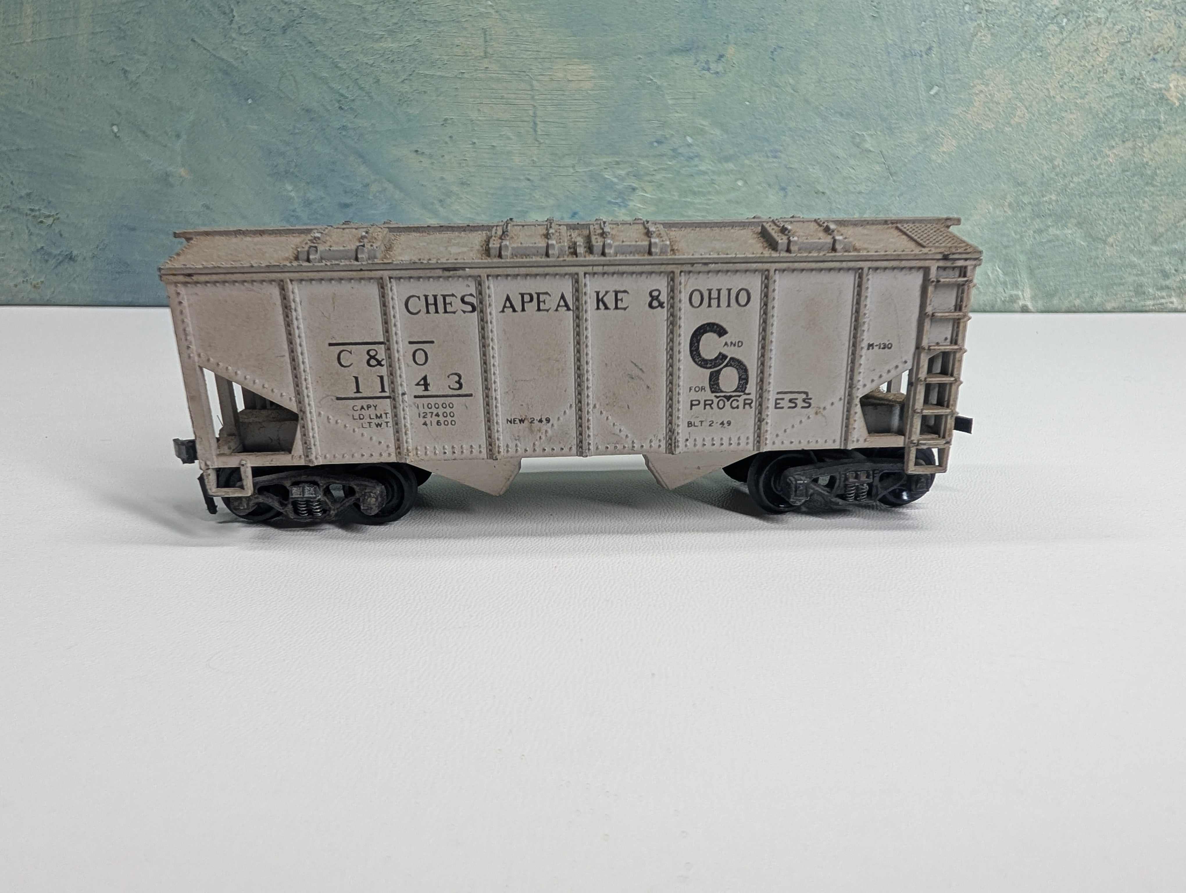 USED HO Scale 2 Bay Covered Hopper Chesapeake and Ohio C&O #1143