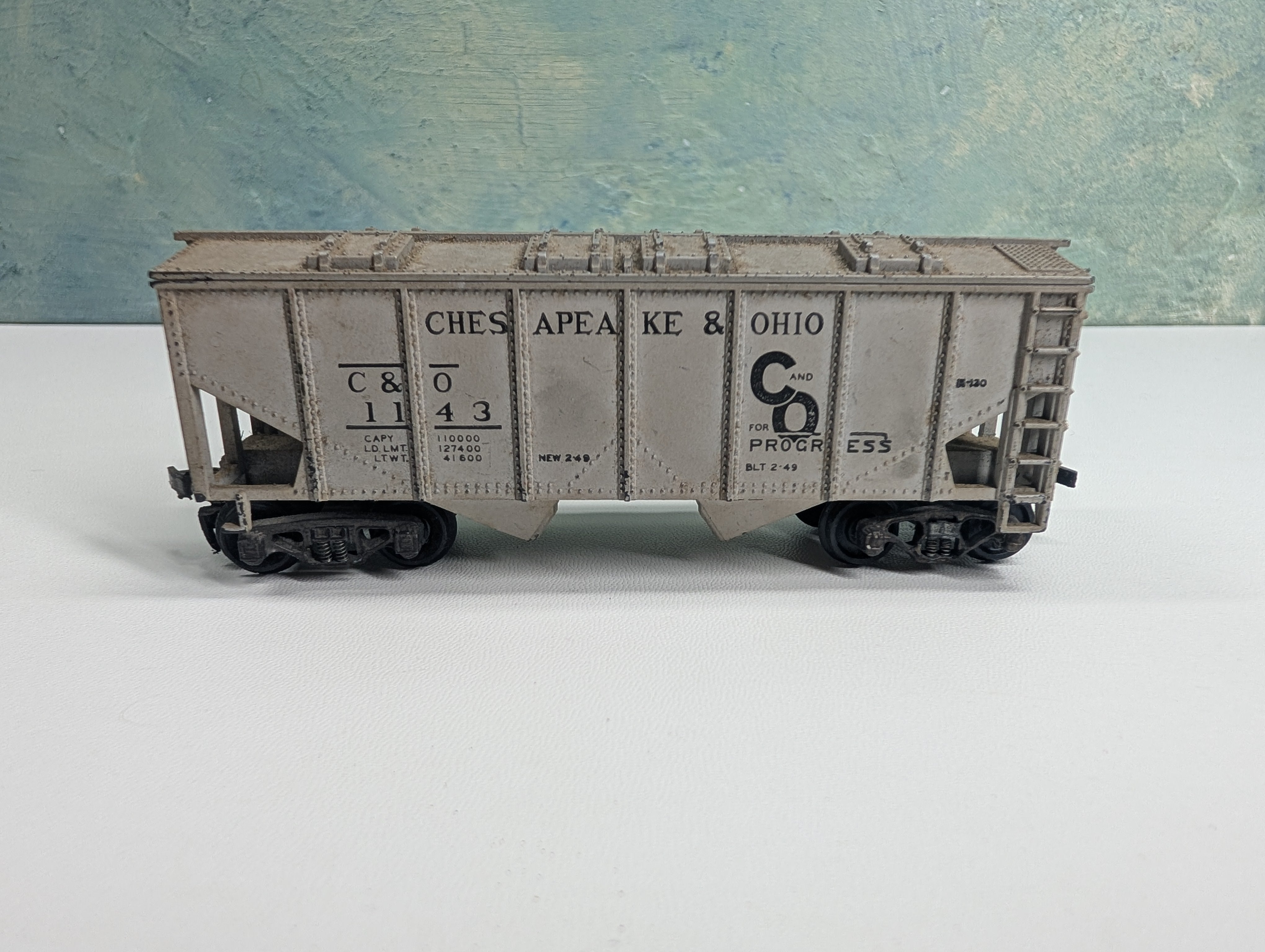 USED HO Scale 2 Bay Covered Hopper Chesapeake and Ohio C&O #1143