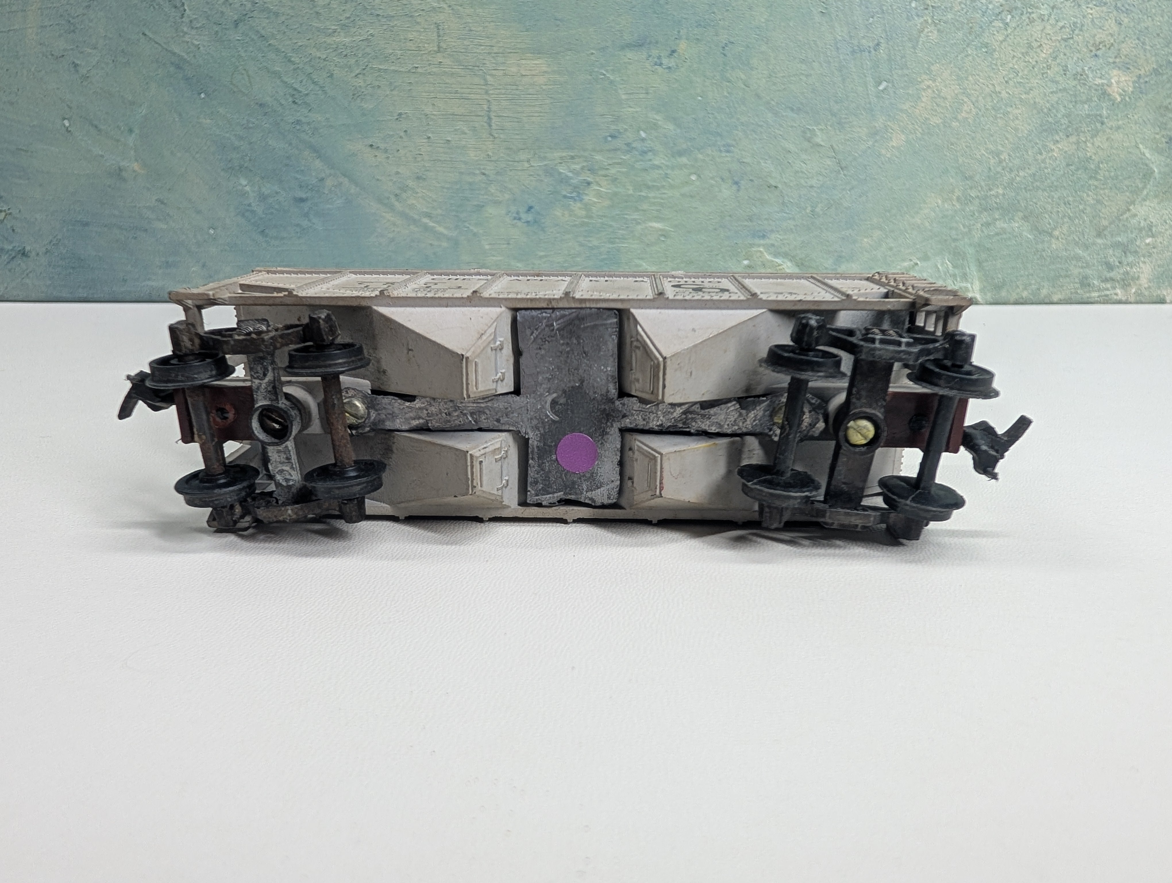 USED HO Scale 2 Bay Covered Hopper Chesapeake and Ohio C&O #1143