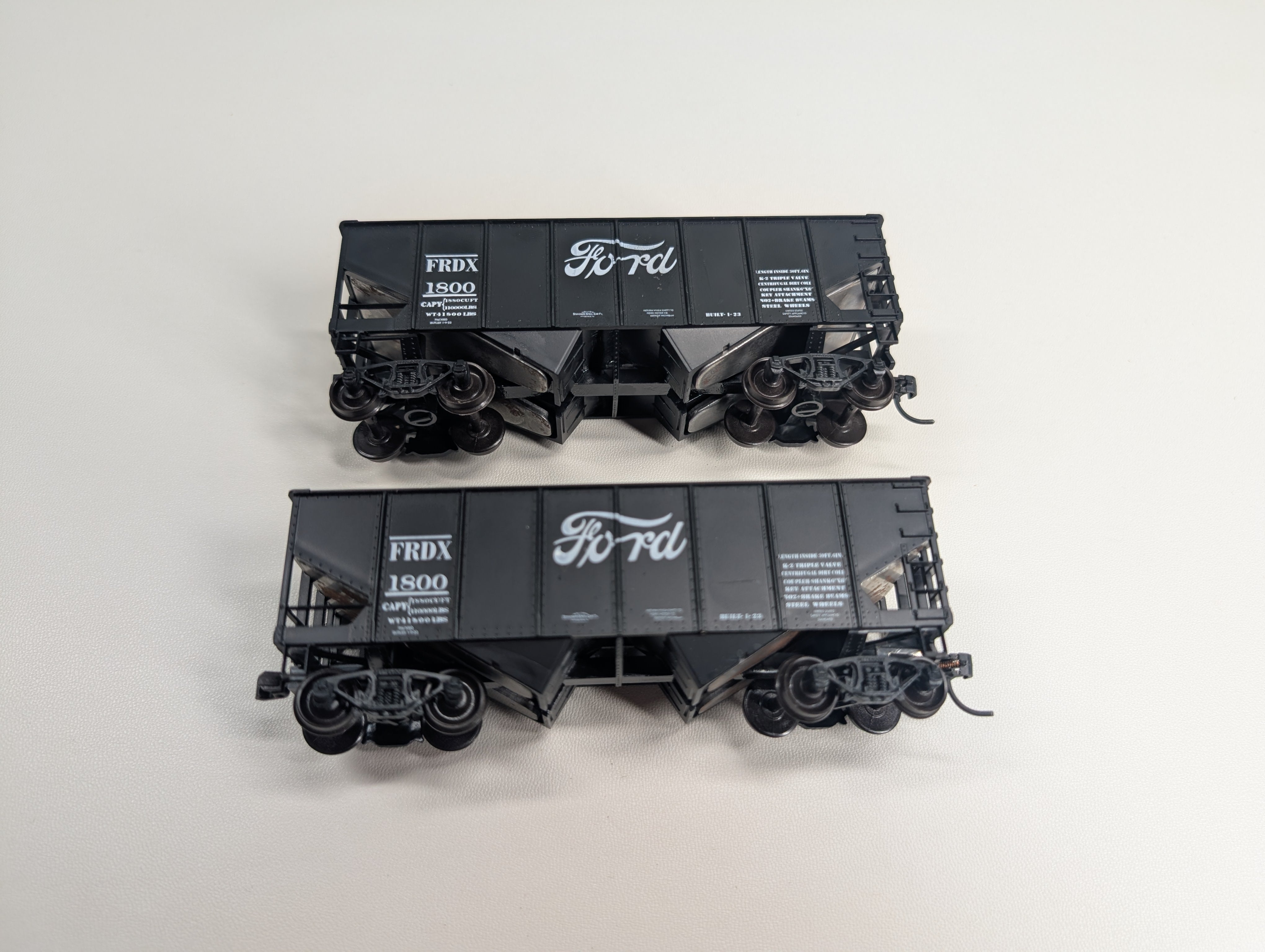 USED Accurail HO Scale 2 Bay Hopper Ford FRDX #1800 (2 pcs)
