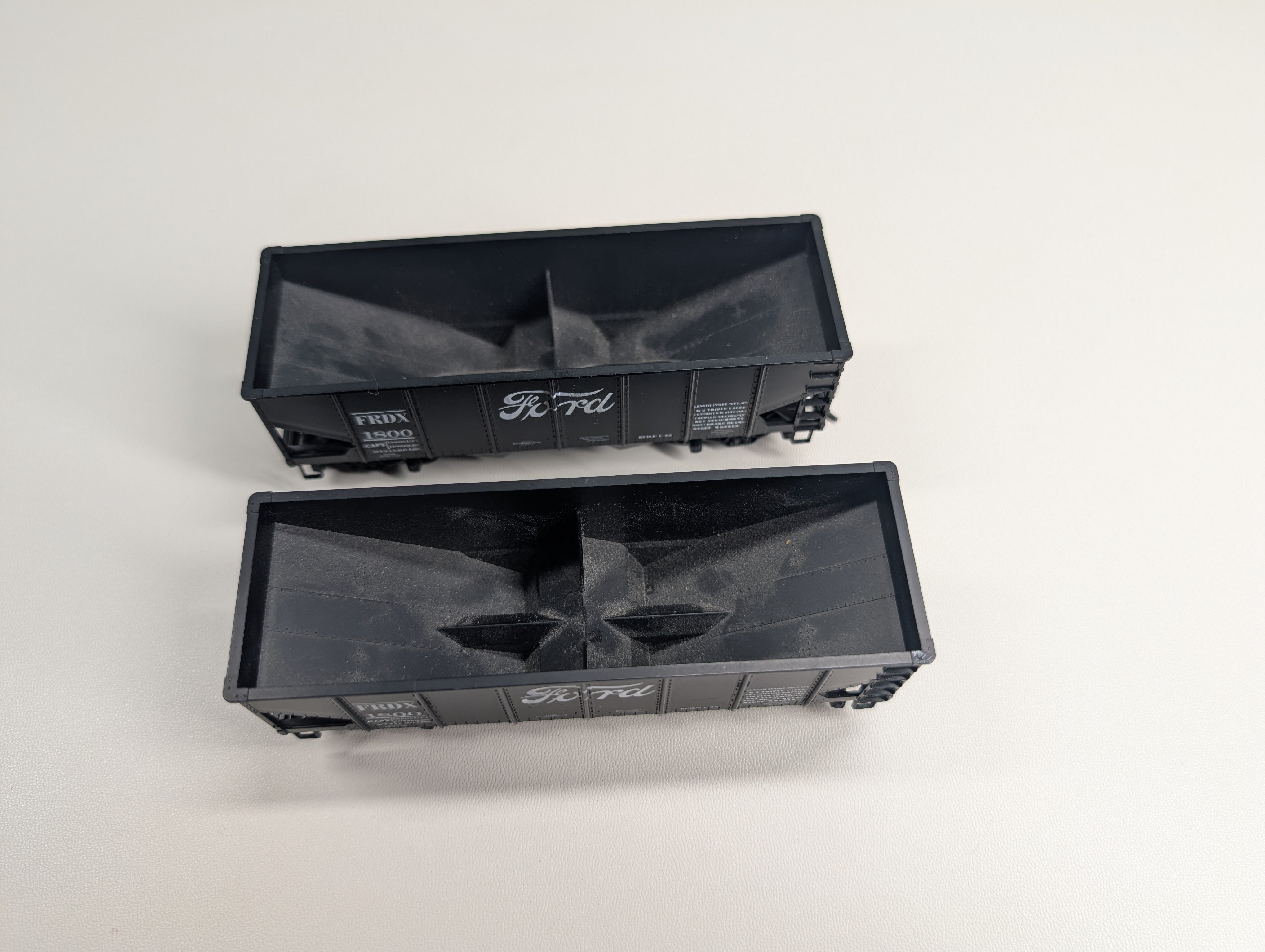 USED Accurail HO Scale 2 Bay Hopper Ford FRDX #1800 (2 pcs)