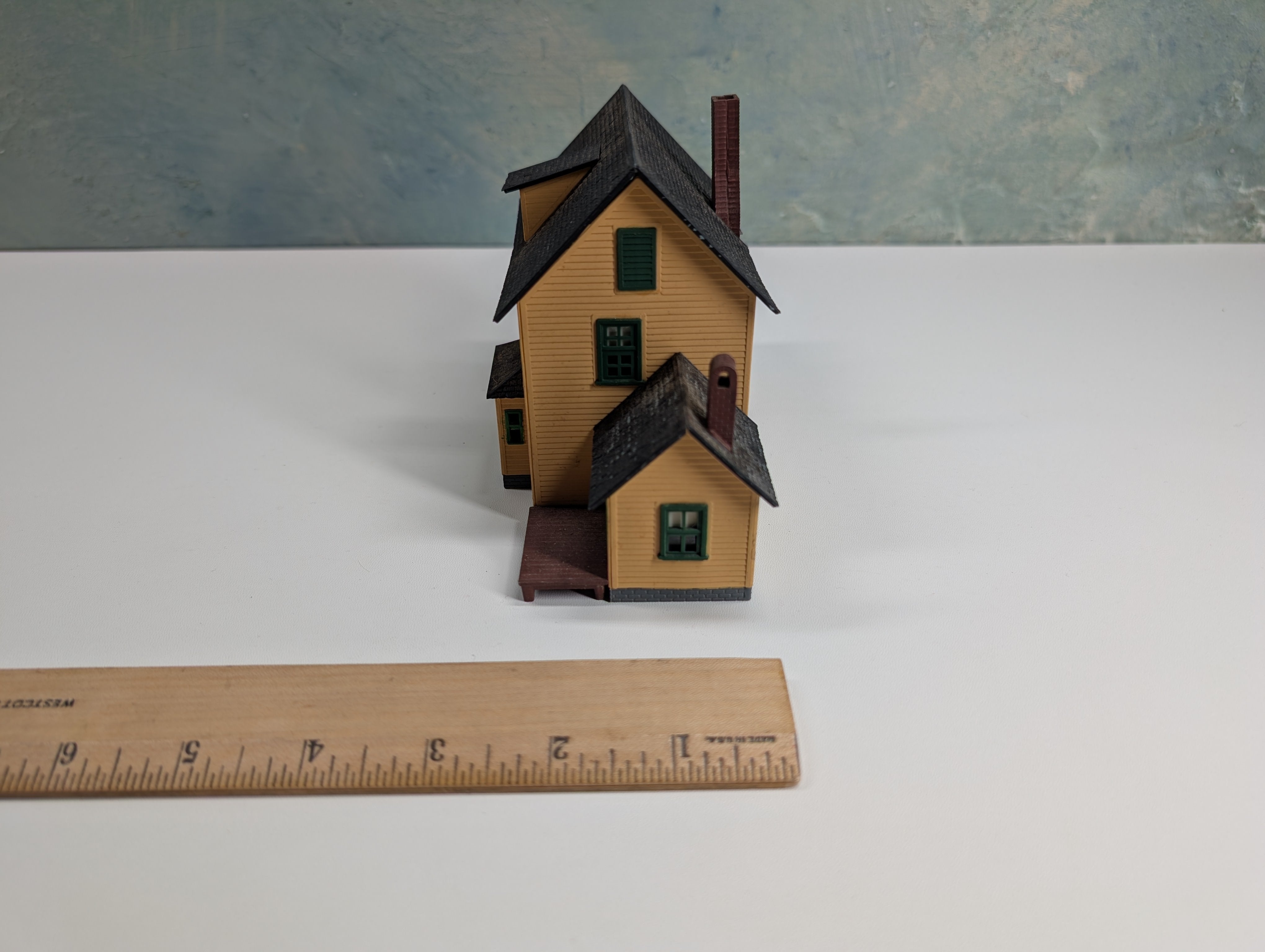 USED HO Scale Yellow House w/ Porch