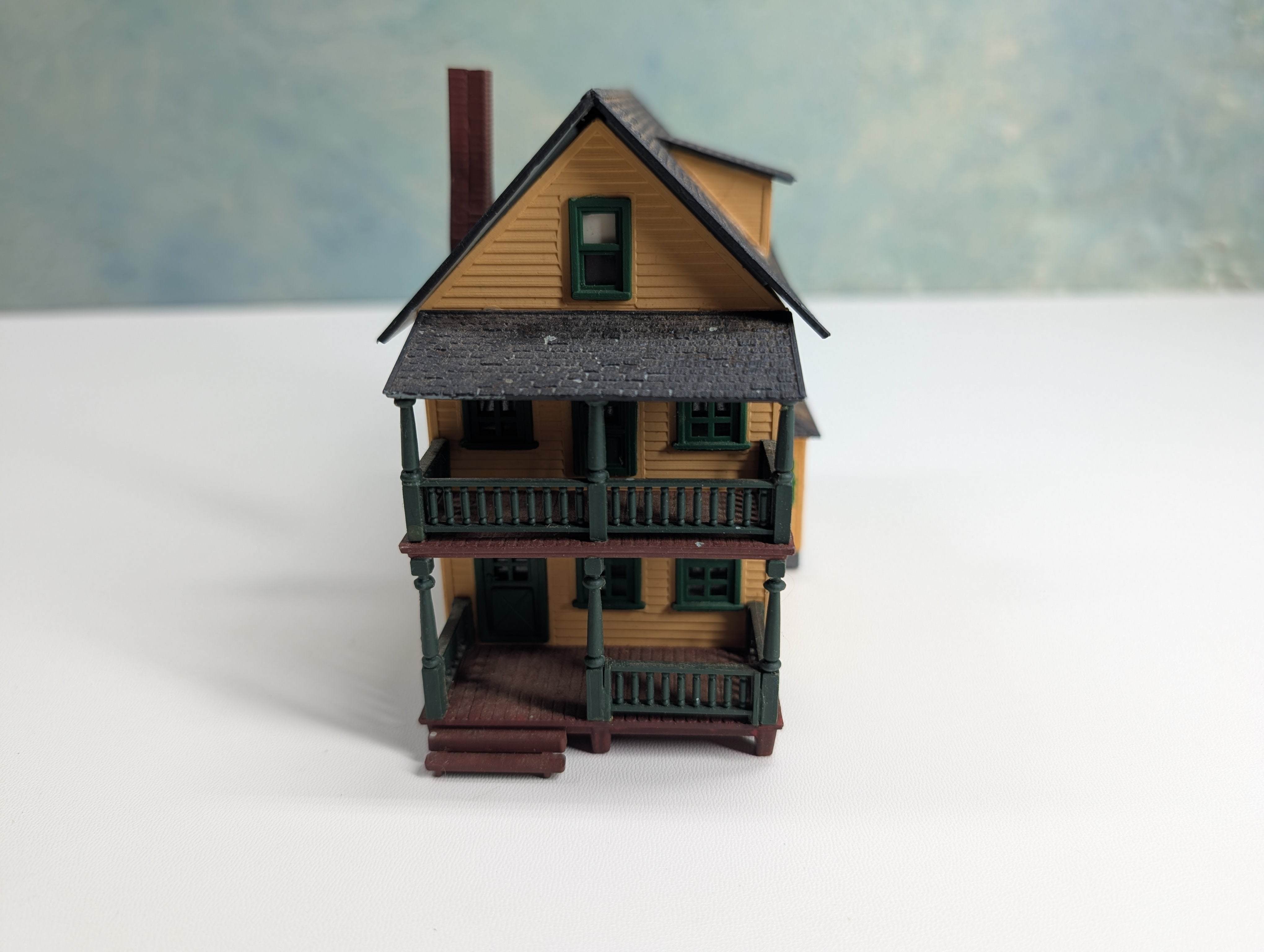 USED HO Scale Yellow House w/ Porch
