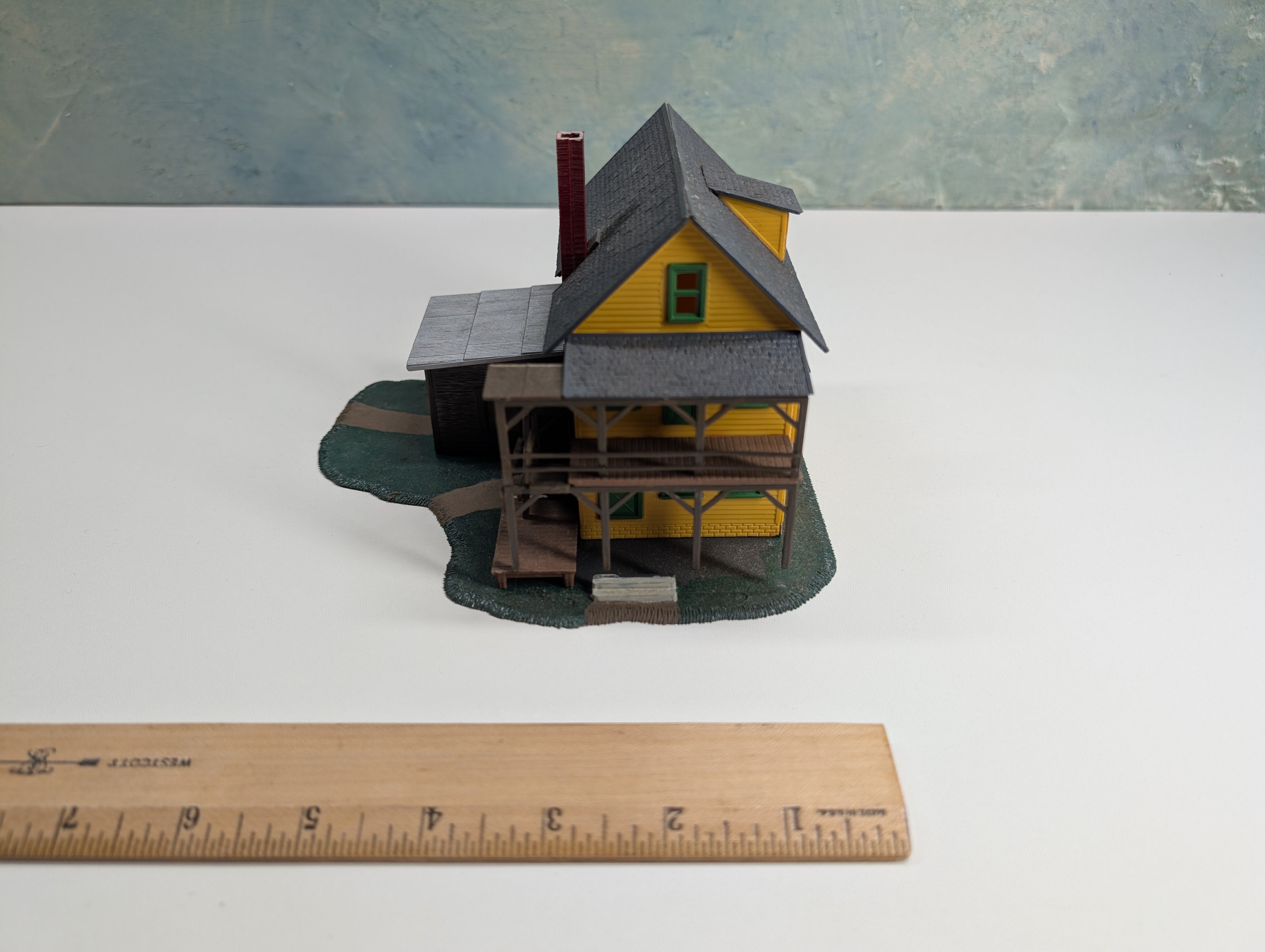 USED HO Scale Yellow House w/ Shed