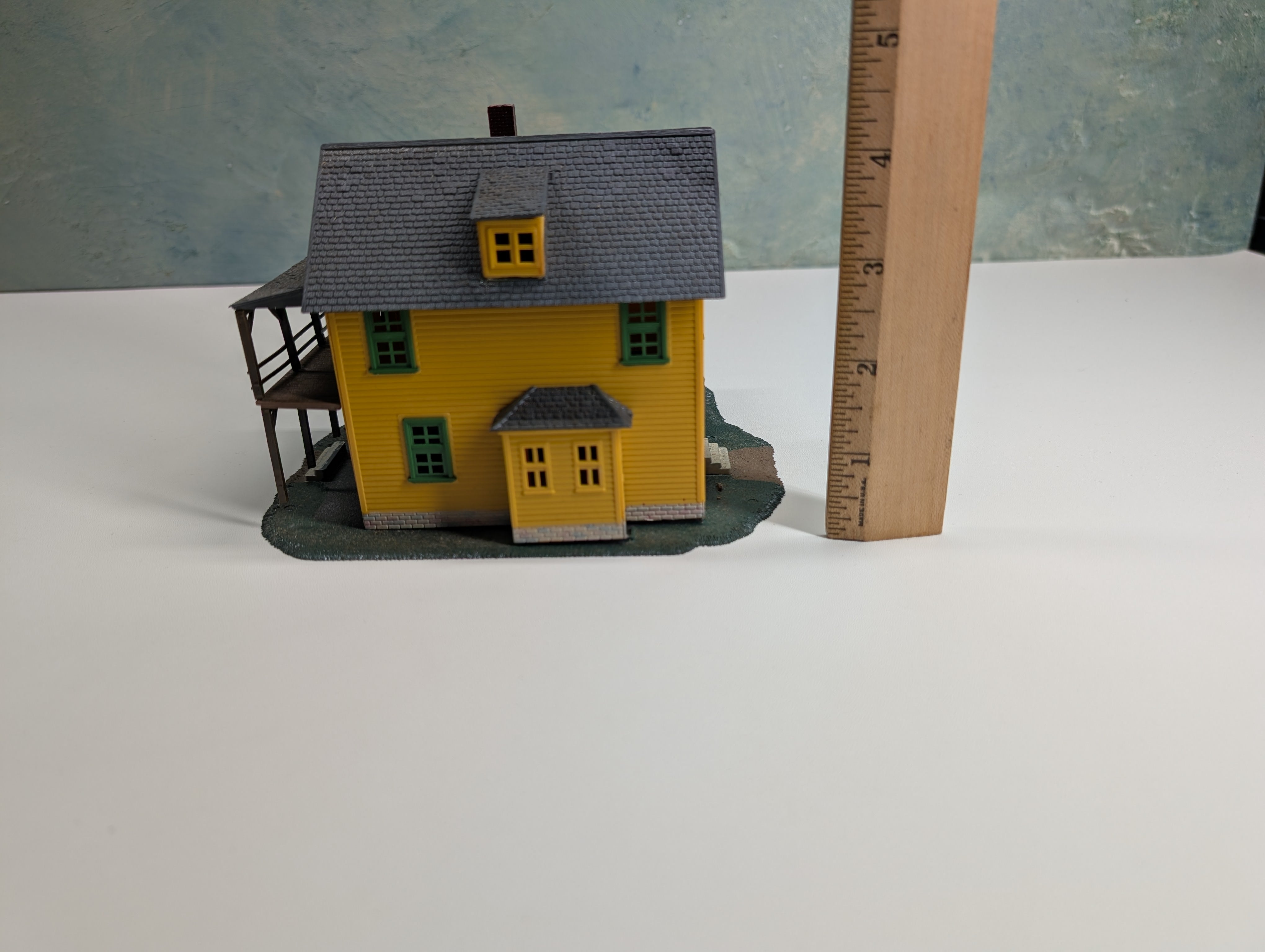 USED HO Scale Yellow House w/ Shed