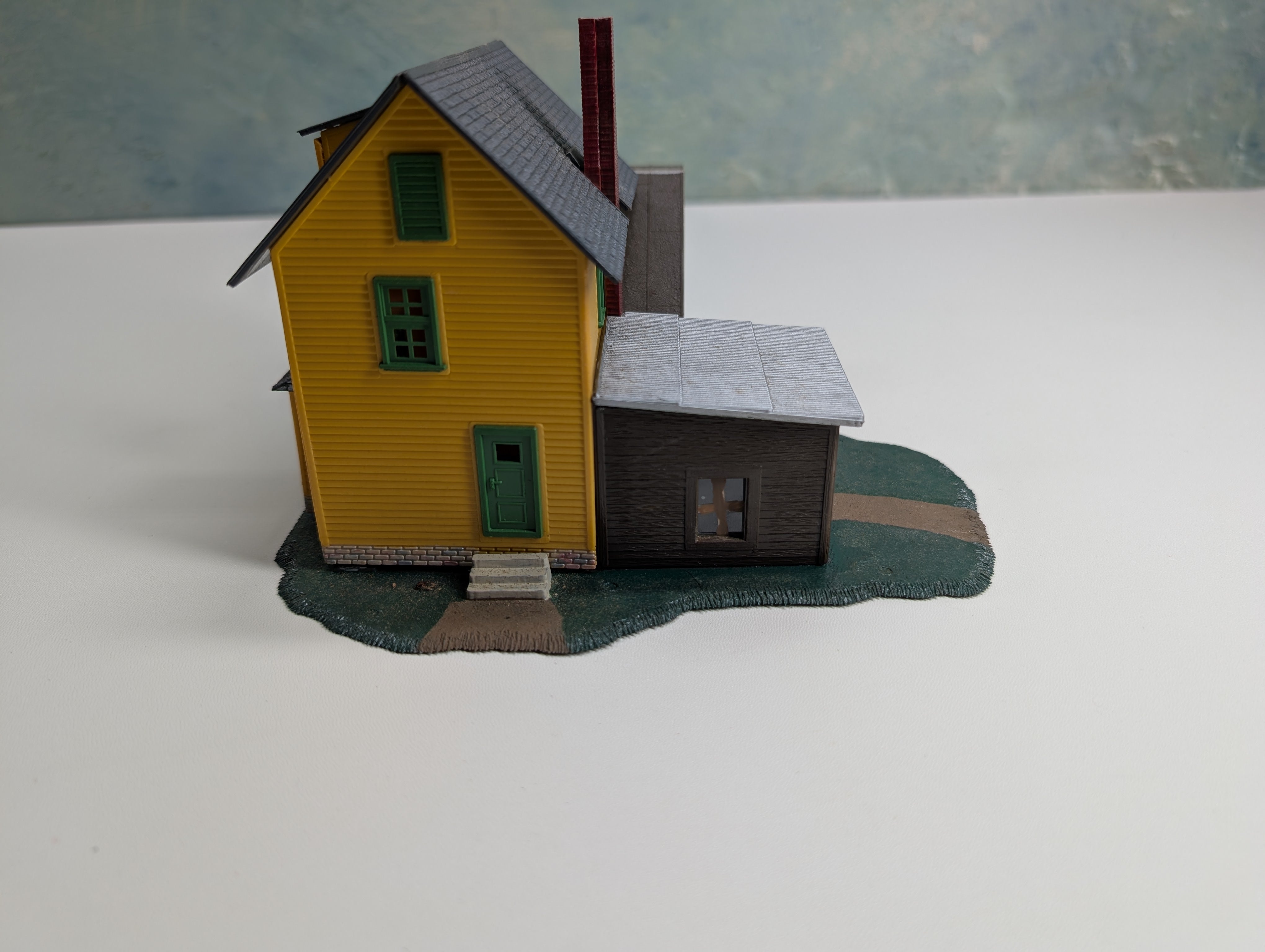 USED HO Scale Yellow House w/ Shed