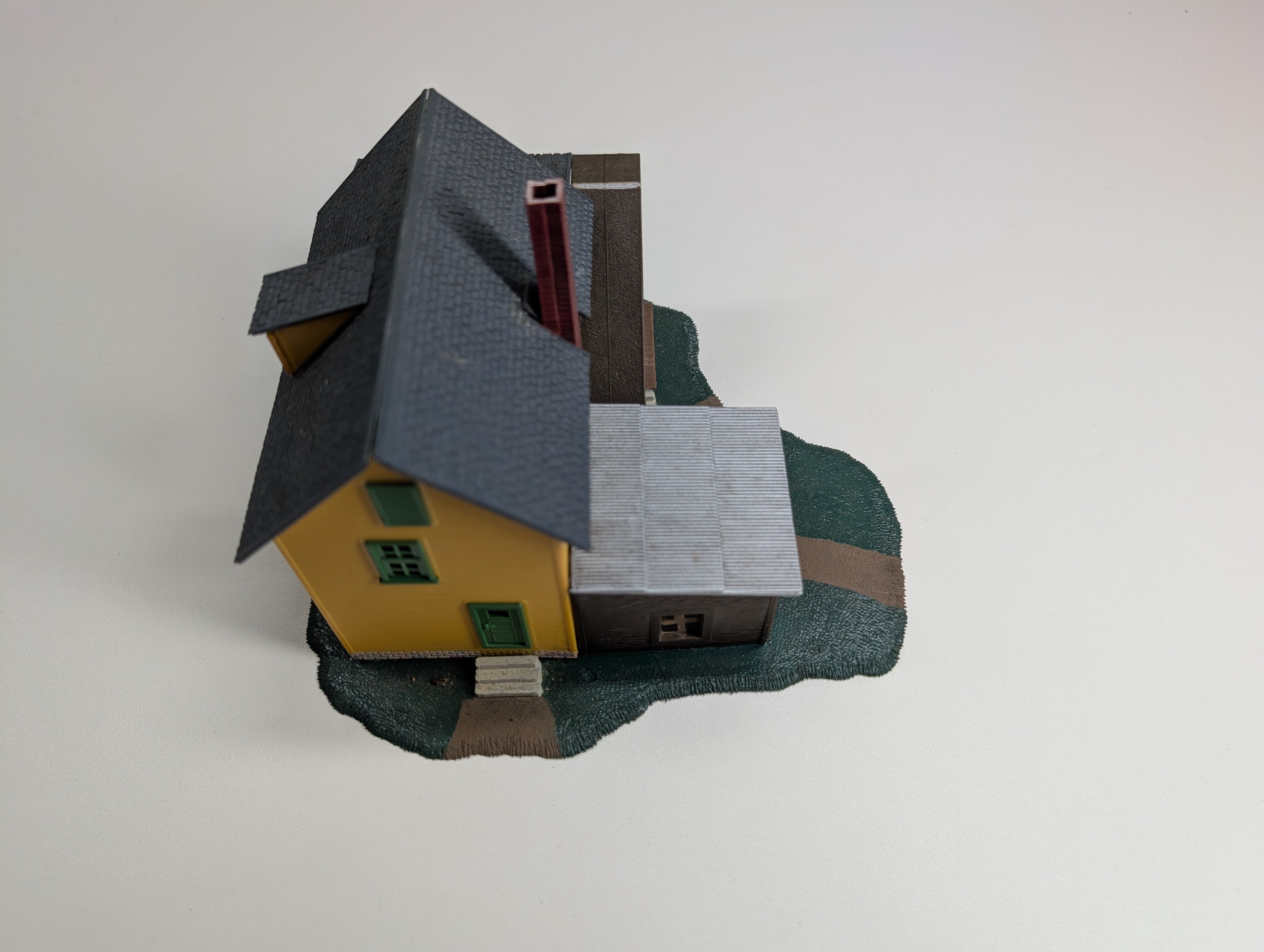 USED HO Scale Yellow House w/ Shed