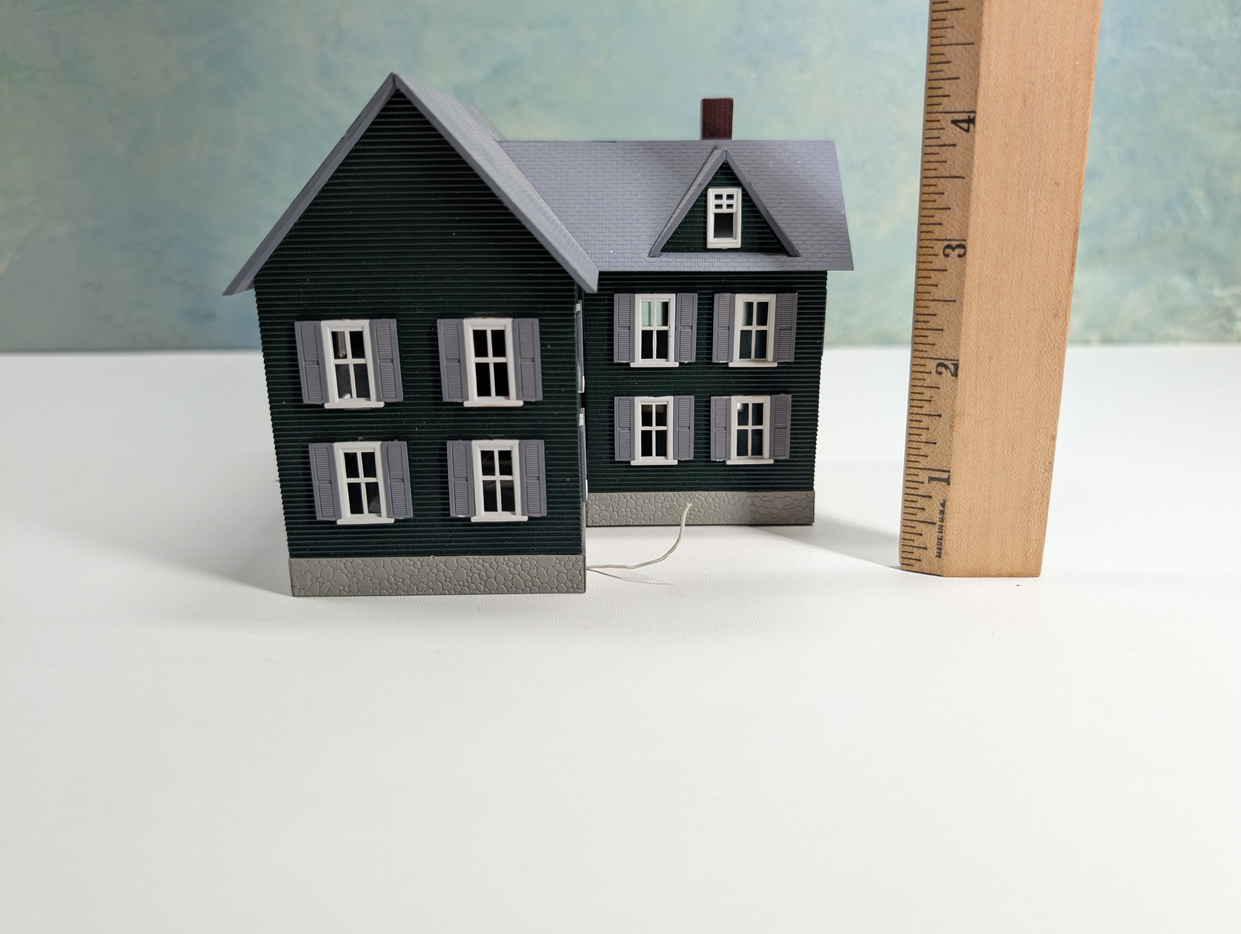 USED HO Scale Dark Green Farm House
