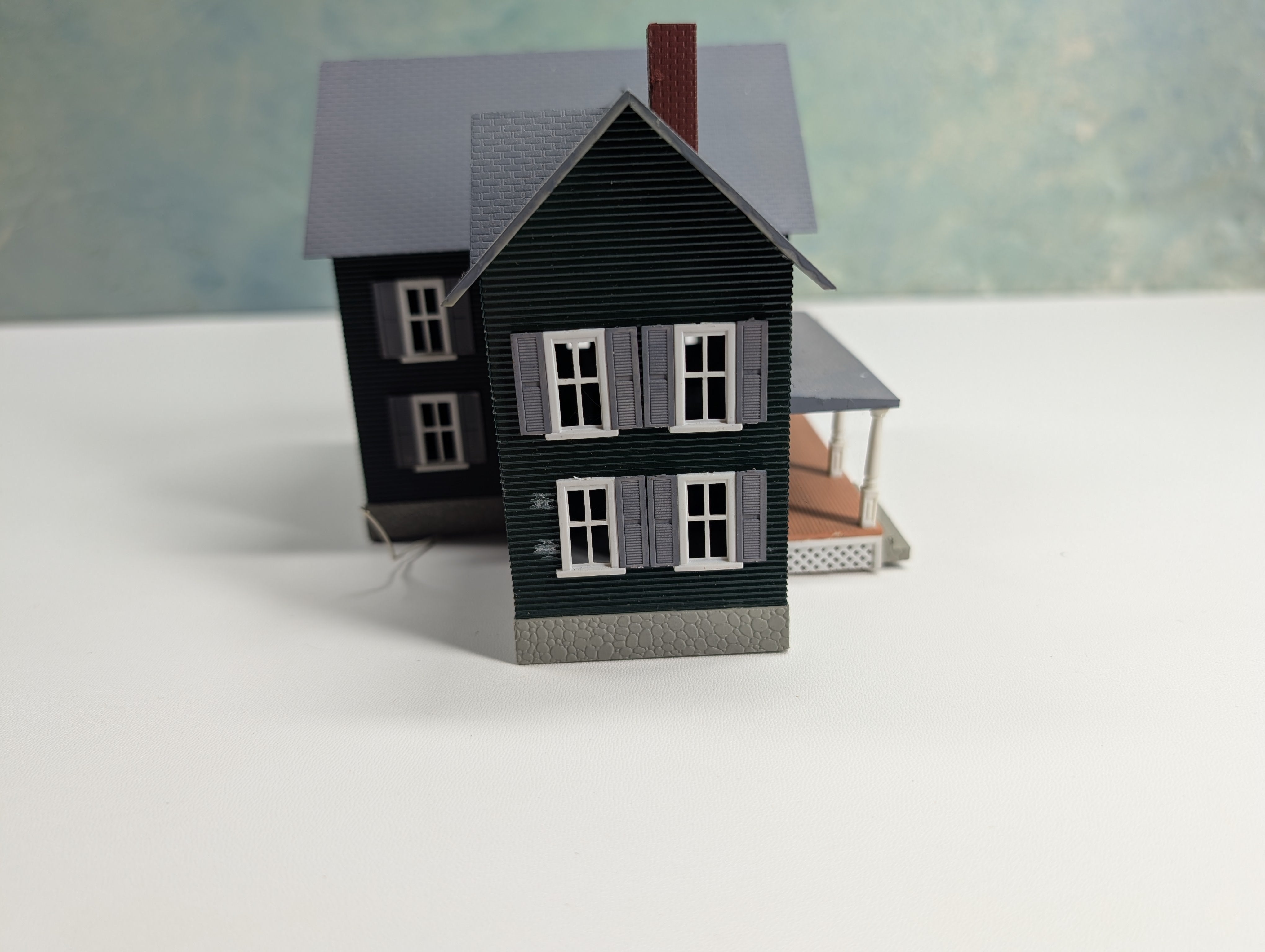USED HO Scale Dark Green Farm House