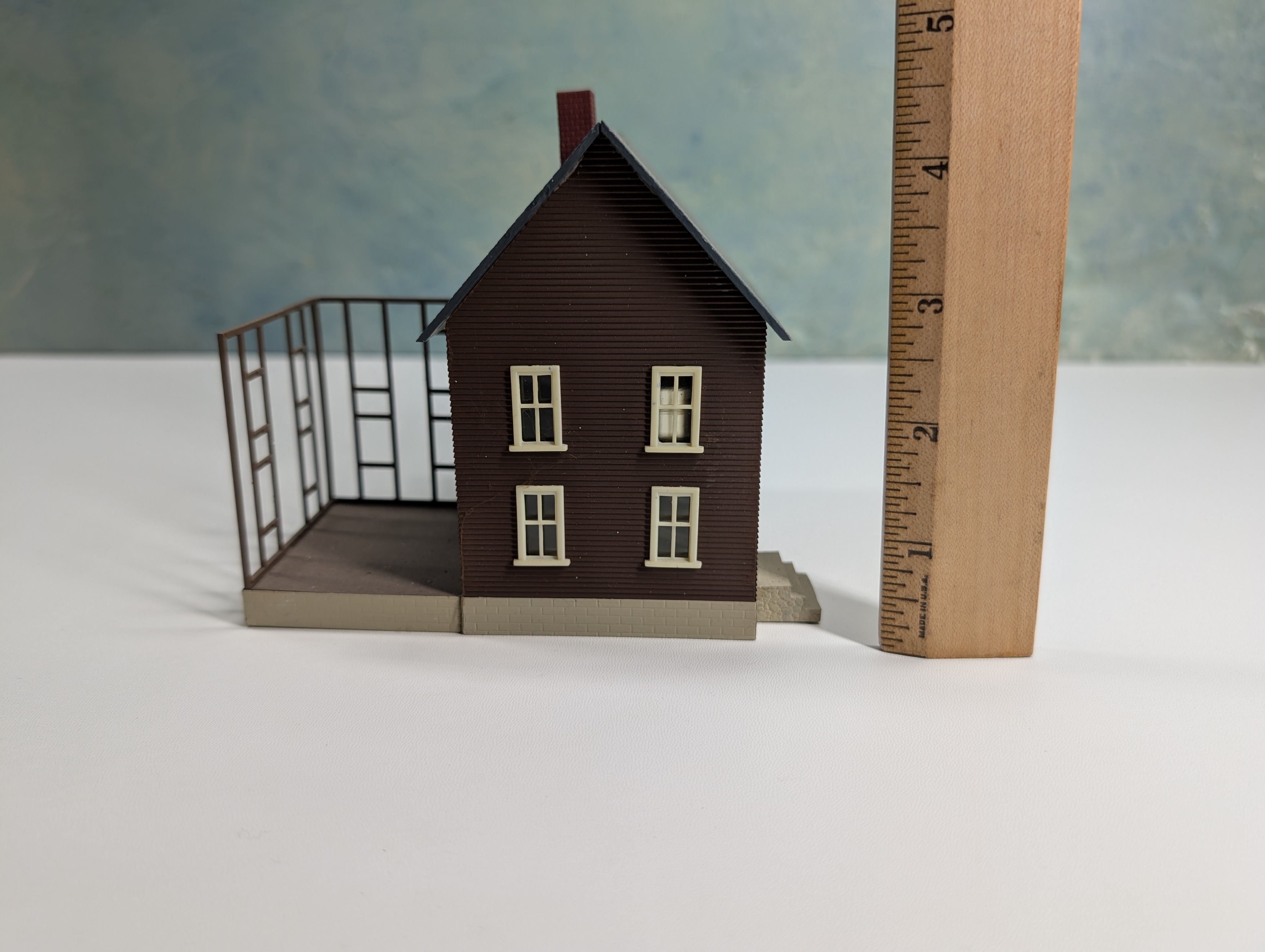USED HO Scale Brown House with Under Construction Addition