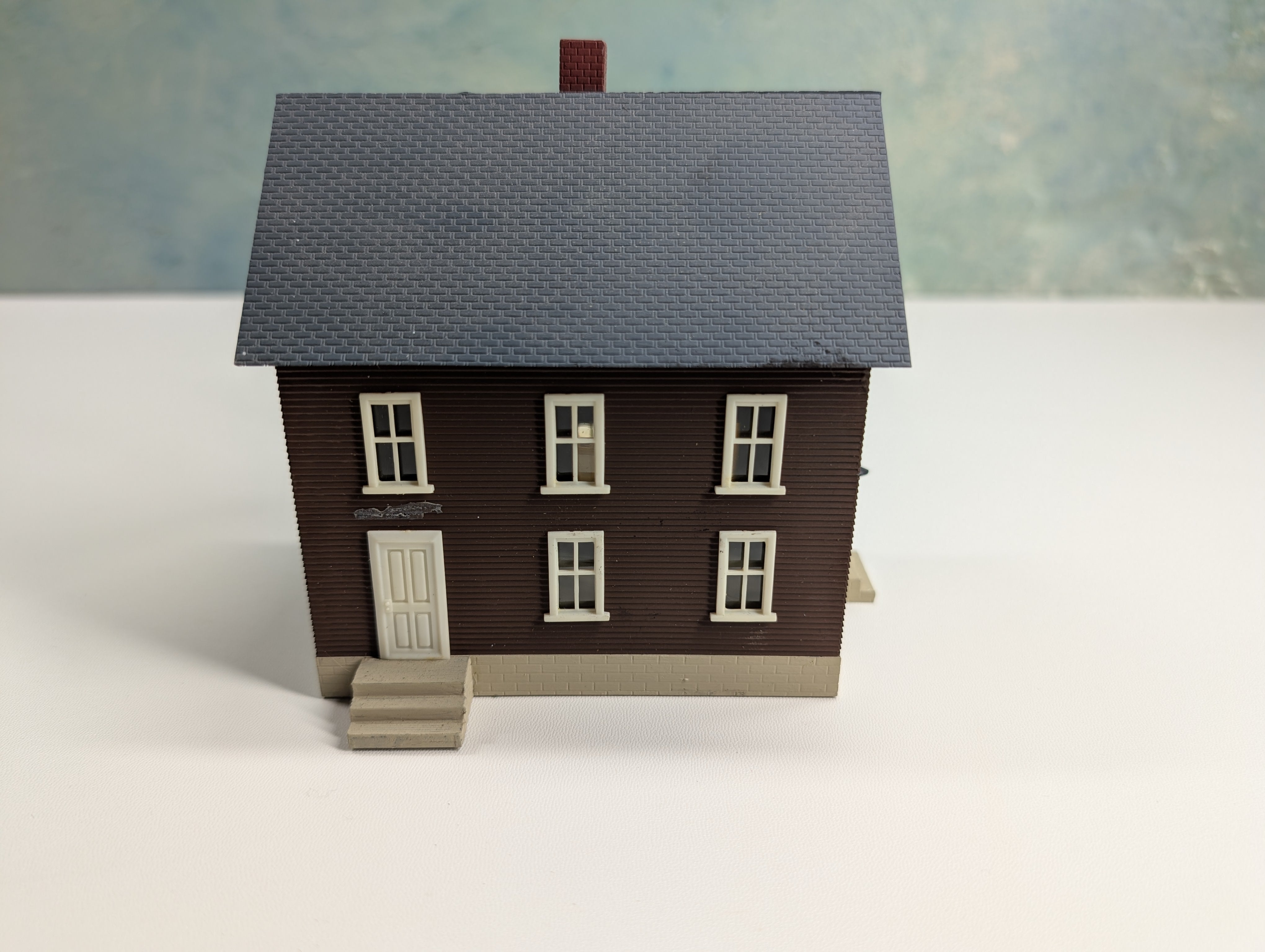 USED HO Scale Brown House with Under Construction Addition
