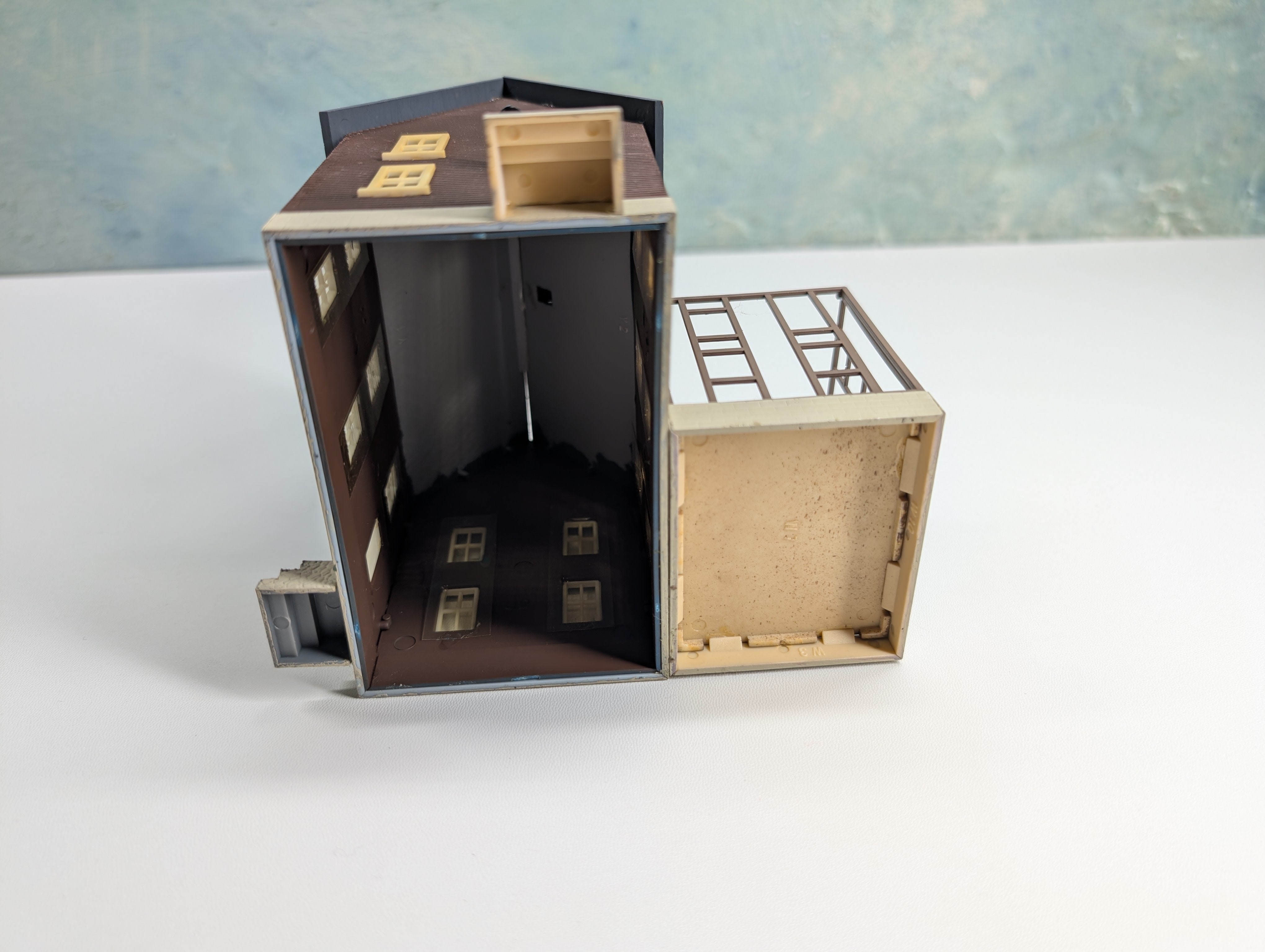 USED HO Scale Brown House with Under Construction Addition