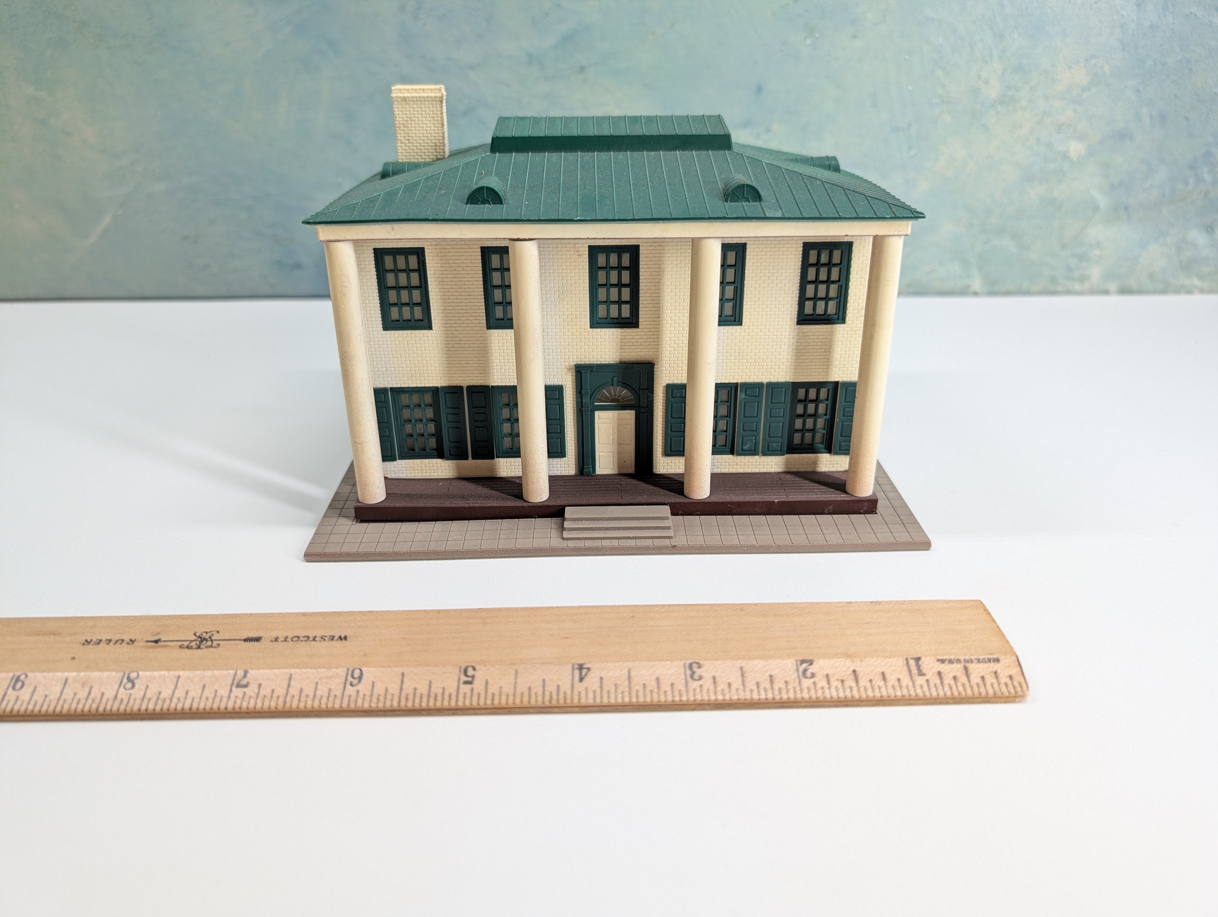 USED HO Scale Large Home with Green Roof with Porch Pillars