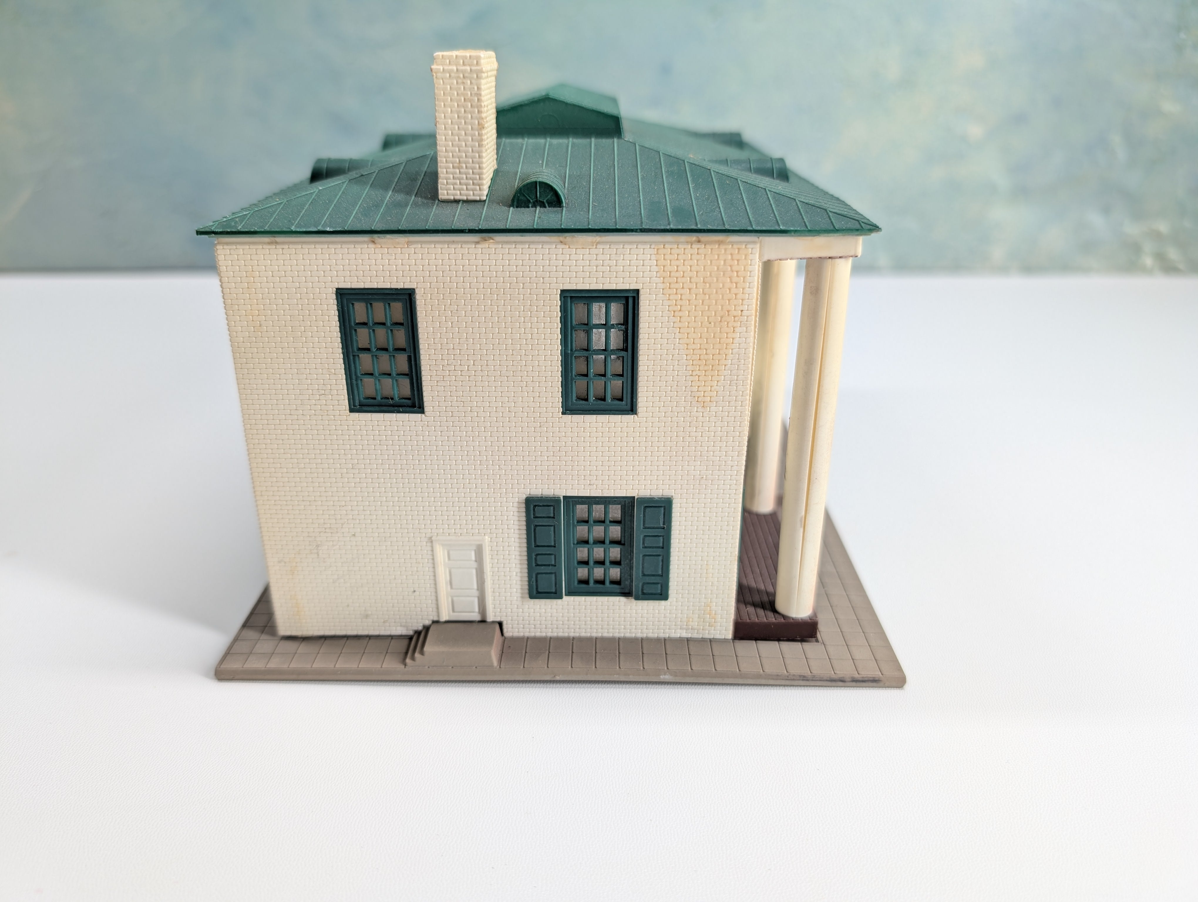 USED HO Scale Large Home with Green Roof with Porch Pillars