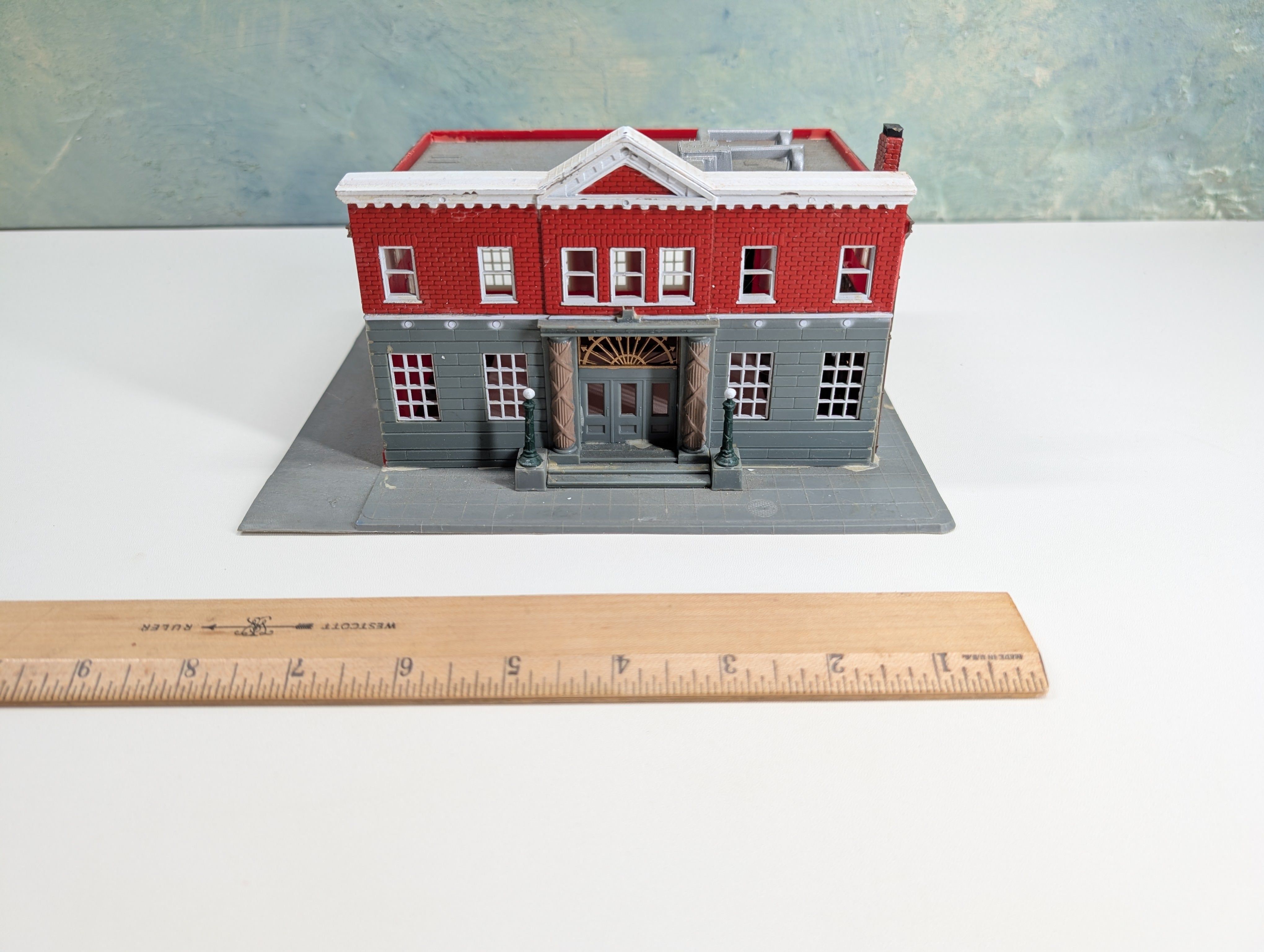 USED HO Scale Police Station
